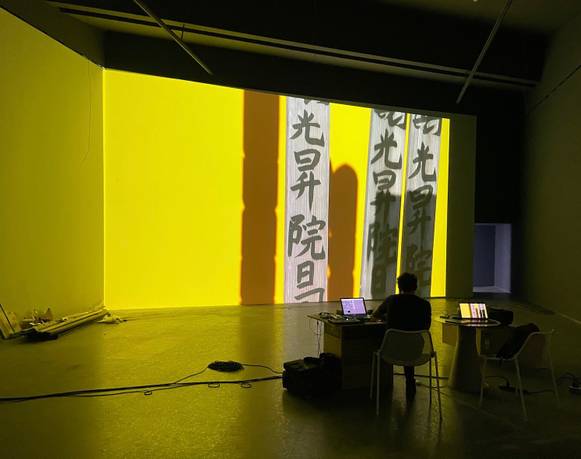 Entre intuiciones y acciones: ¿cómo se realizó la exposición "Things We Do for Love"?