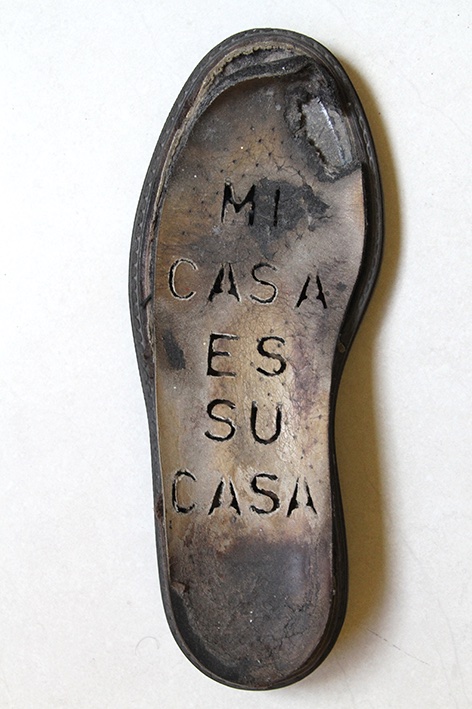 Calixto Ramírez, Mi casa es su casa, 2015, suela de zapato, 32 x 11.5 x 3 cm. Cortesía del artista