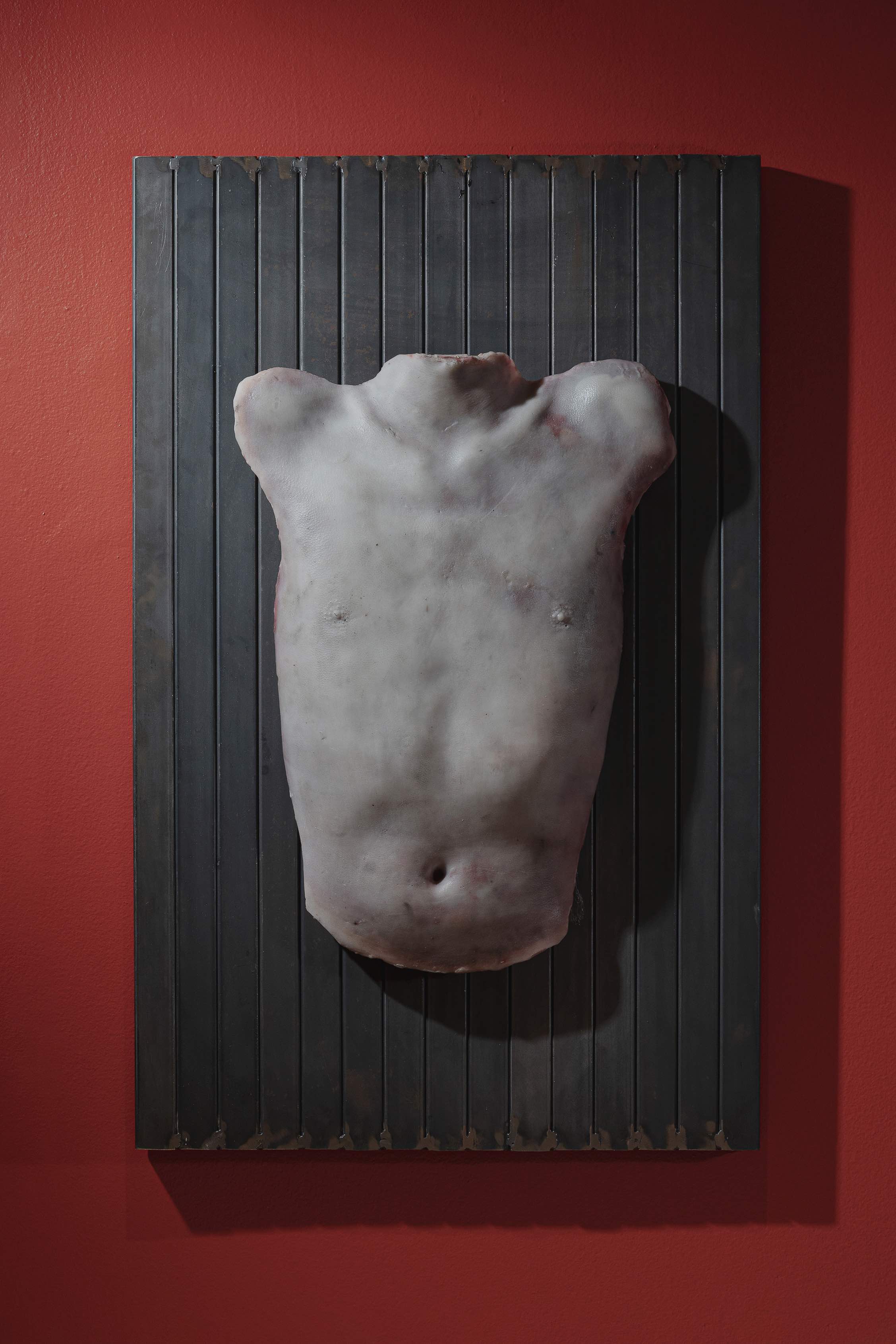 Gabriel O’Shea, “Dirge”, 2023, cera y metal, 90 x 57 x 10 cm. © Galería Hilario Galguera. Foto: José Rodríguez y Eduardo Rodríguez. 