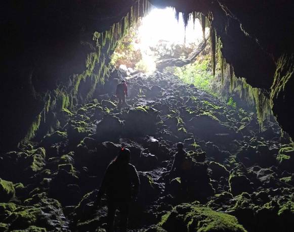 ¿Hay volcanes entre la ciudad o una ciudad entre los volcanes?