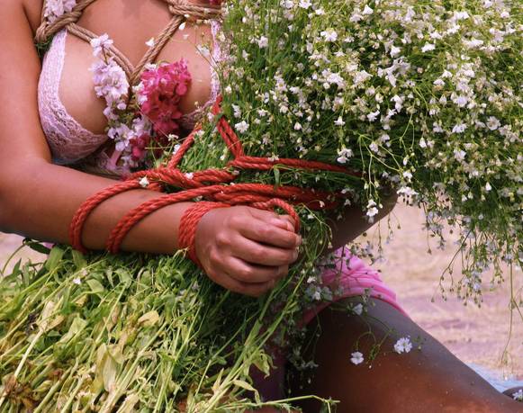 Nay A.M e Ixchel Aguirre: Mi Kinky está mirándote