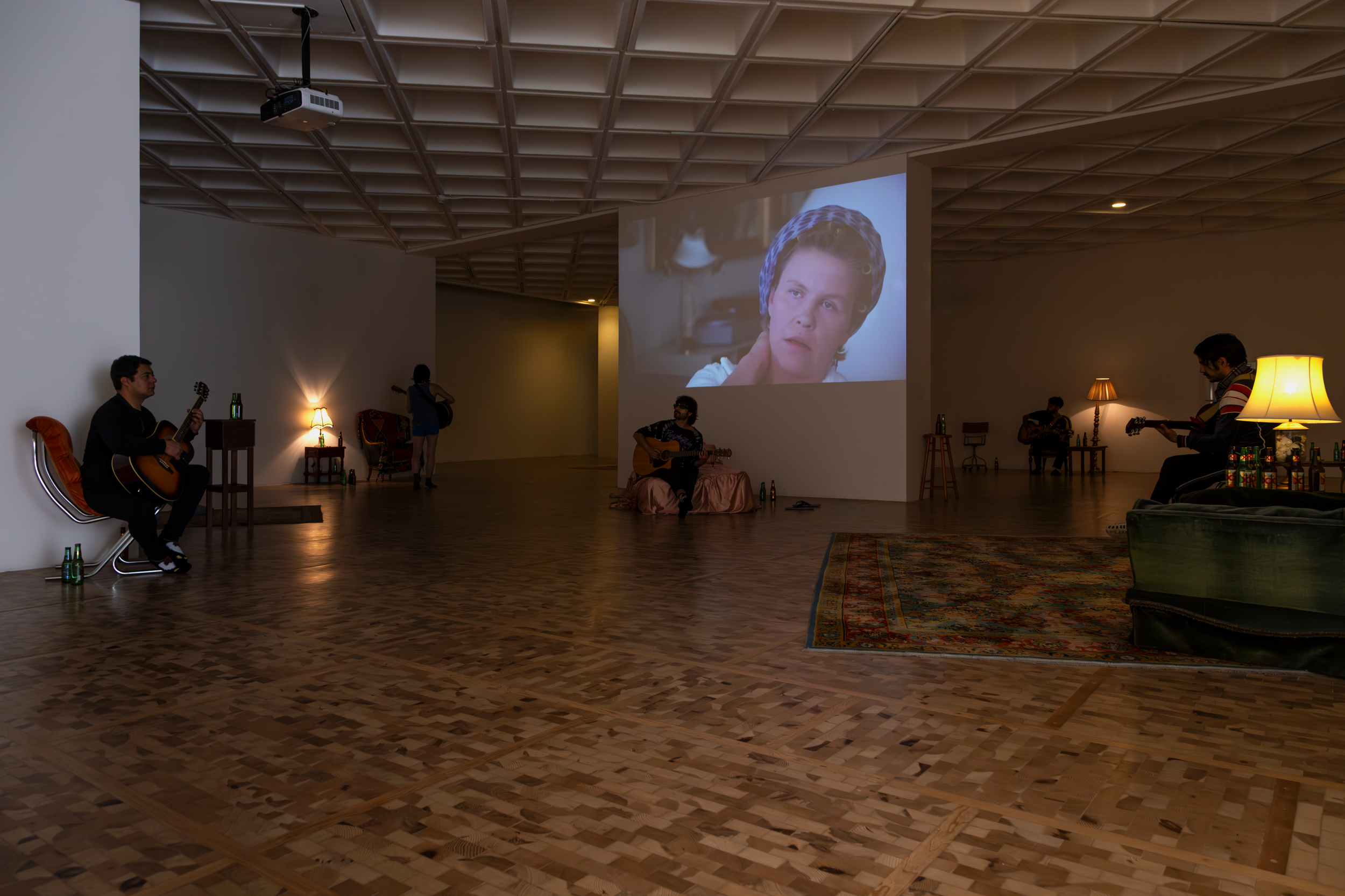 Ragnar Kjartansson, ‘Las cosas que ves al momento de caer el telón’, Museo Tamayo, 2023. Foto por Gerardo Landa y Eduardo López (GLR Estudio). Imagen cortesía del Museo Tamayo.