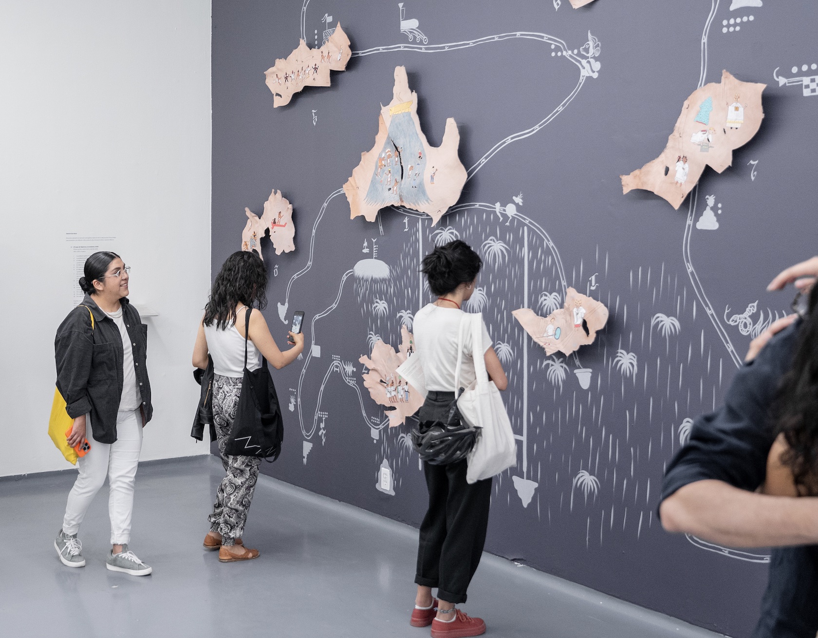 Gabriel Garcilazo, El mapa de Siguenza y la melanina, exposición ‘Dibújame un mapa que no verás’. Foto: Mara Arteaga. Cortesía Casa del Lago UNAM