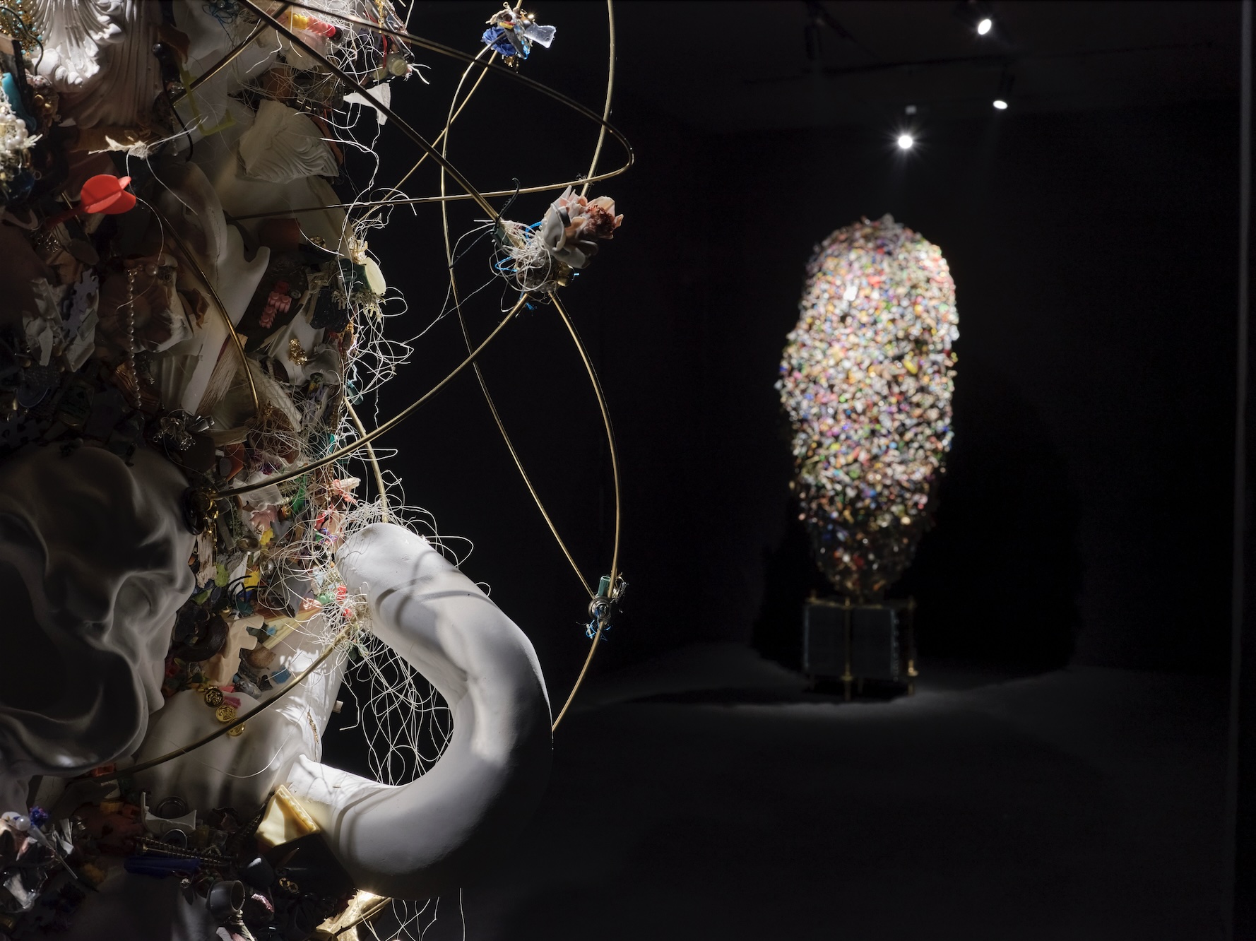 Vista de la exposición ‘Perlas barrocas cultivadas; el mundo es una ostra, que se abre con cuchillo’ de Cristóbal Gracia. Fotografía: Sergio López. Cortesía de Pequod Co. y el artista.