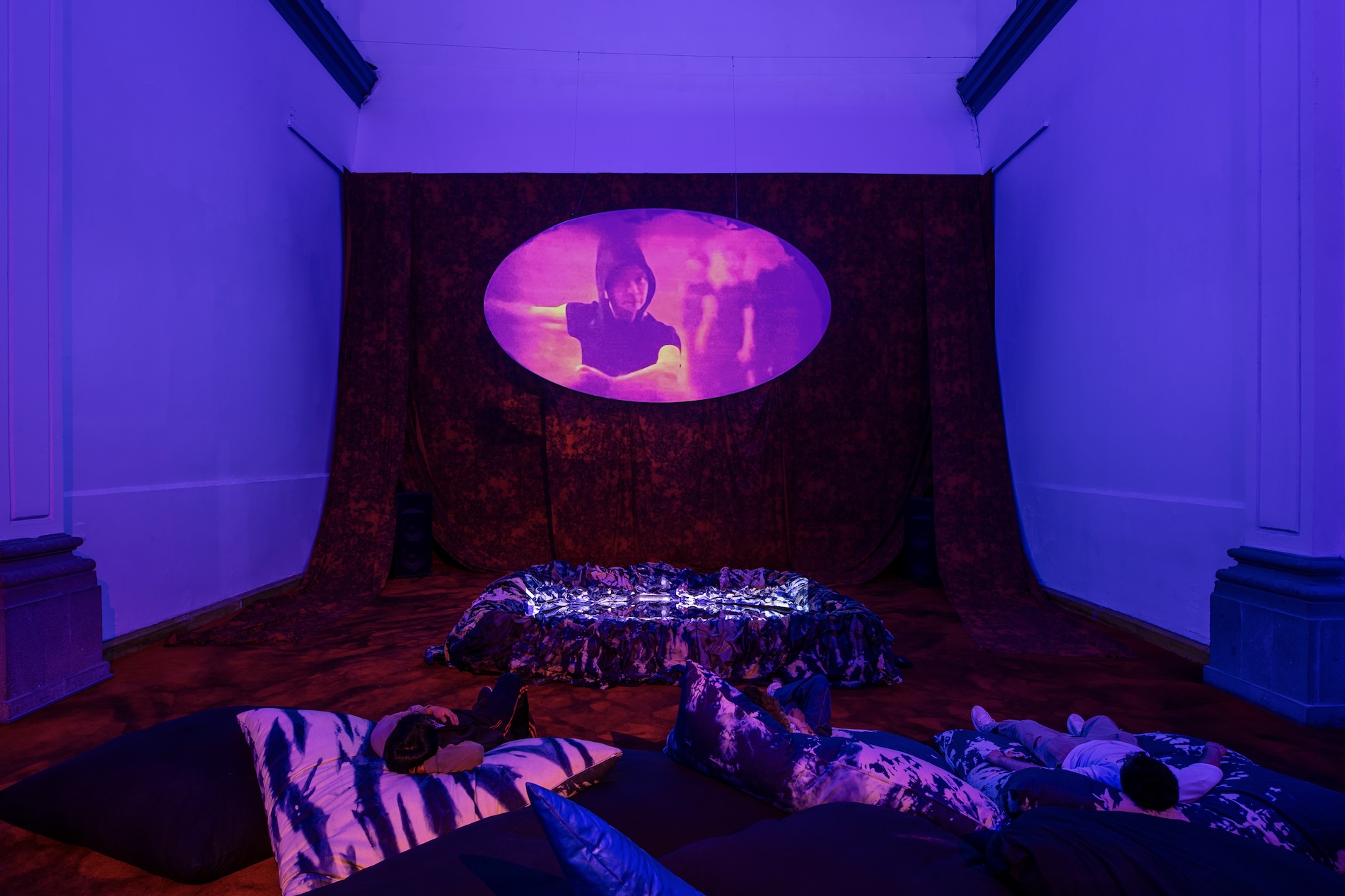 Korakrit Arunanondchai & Alex Gvojic, «Pray», vista de instalación, Laboratorio de Arte Alameda. Fotografía: Gerardo Landa. Cortesía de TONO. 