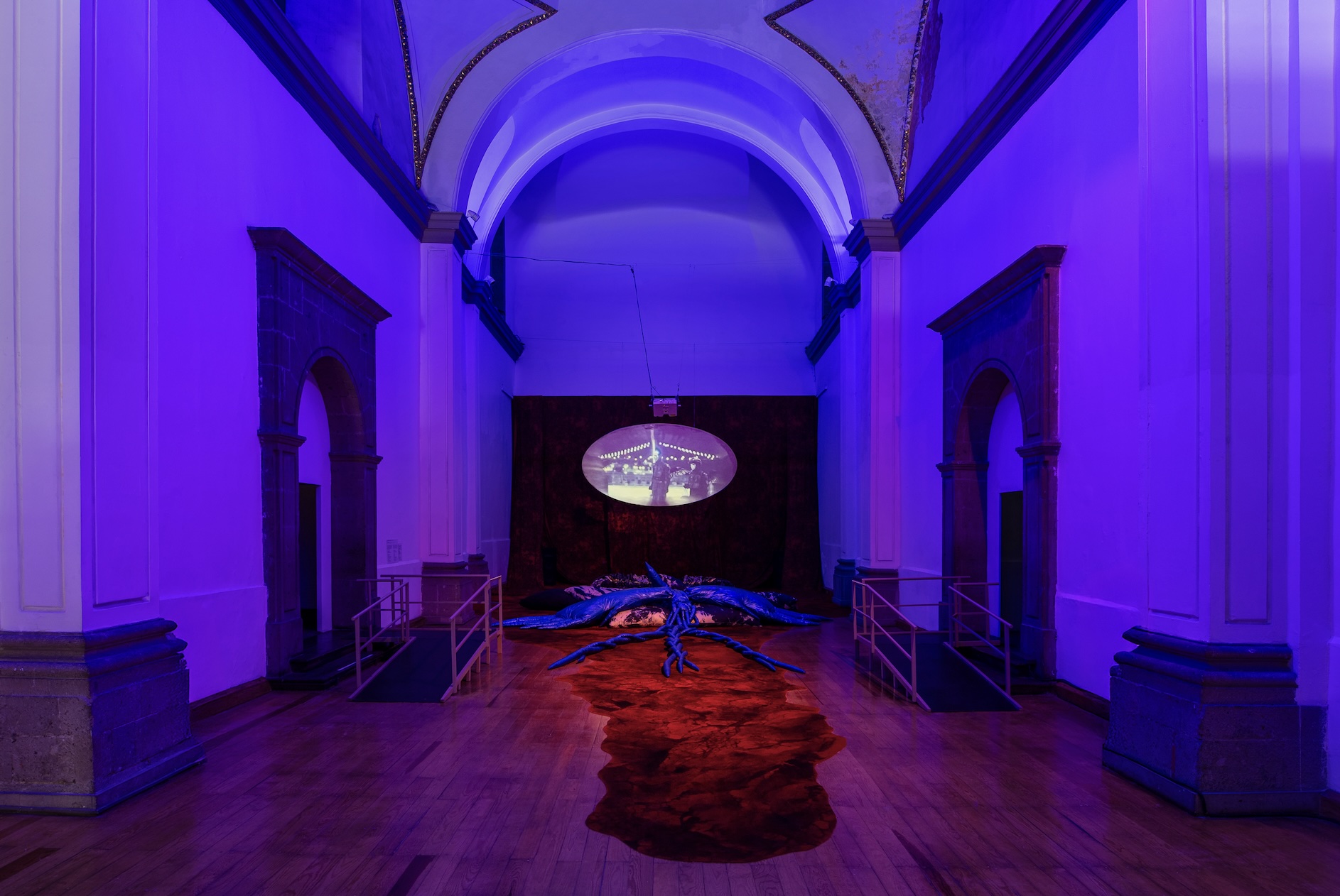 Lo sagrado en tiempos de exterminio. Sobre “Pray” de Korakrit Arunanondchai y Alex Gvojic en el Laboratorio Arte Alameda 