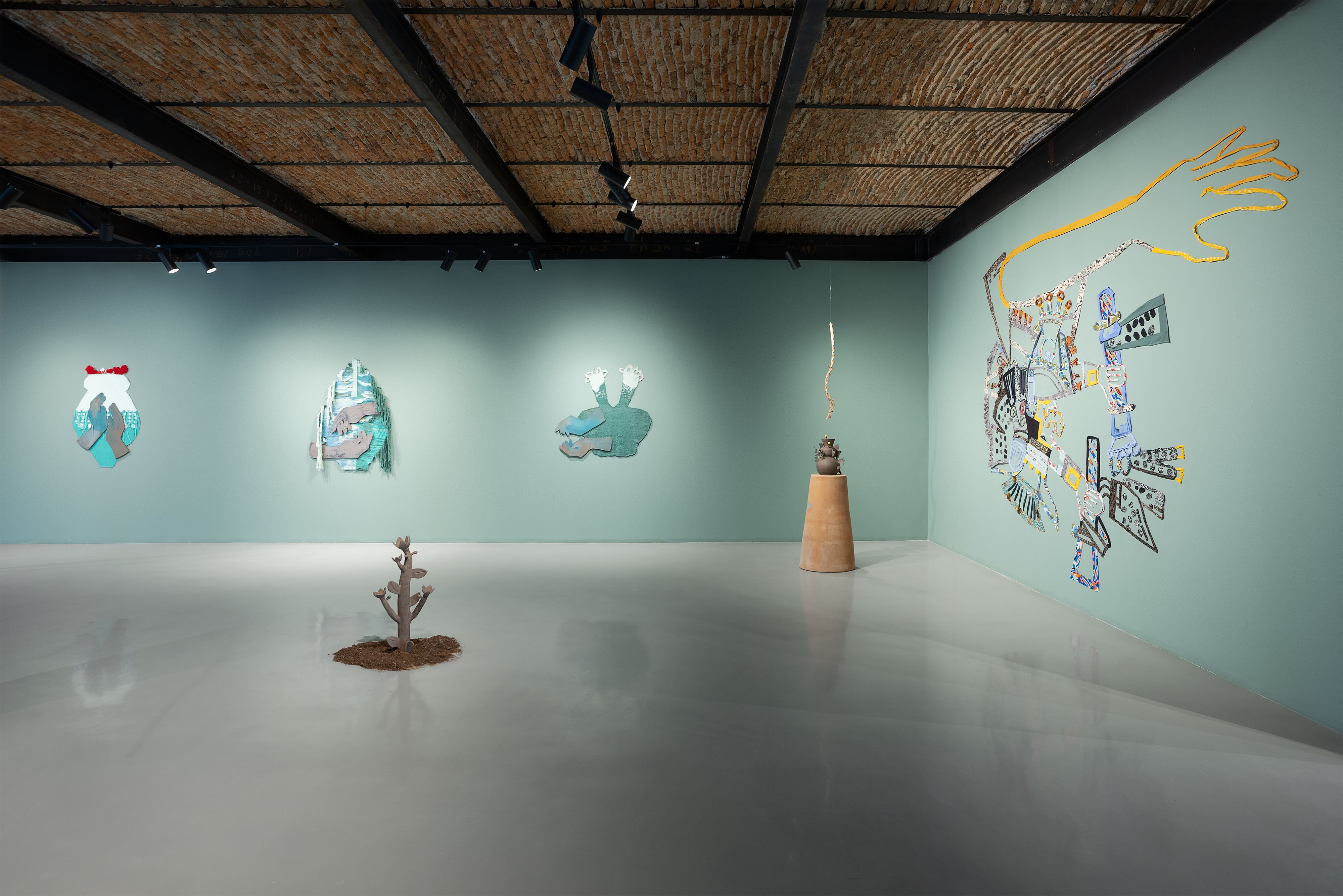 Vista de la exposición “Di tu nombre tres veces” de María Sosa. Cortesía de la artista y Plataforma