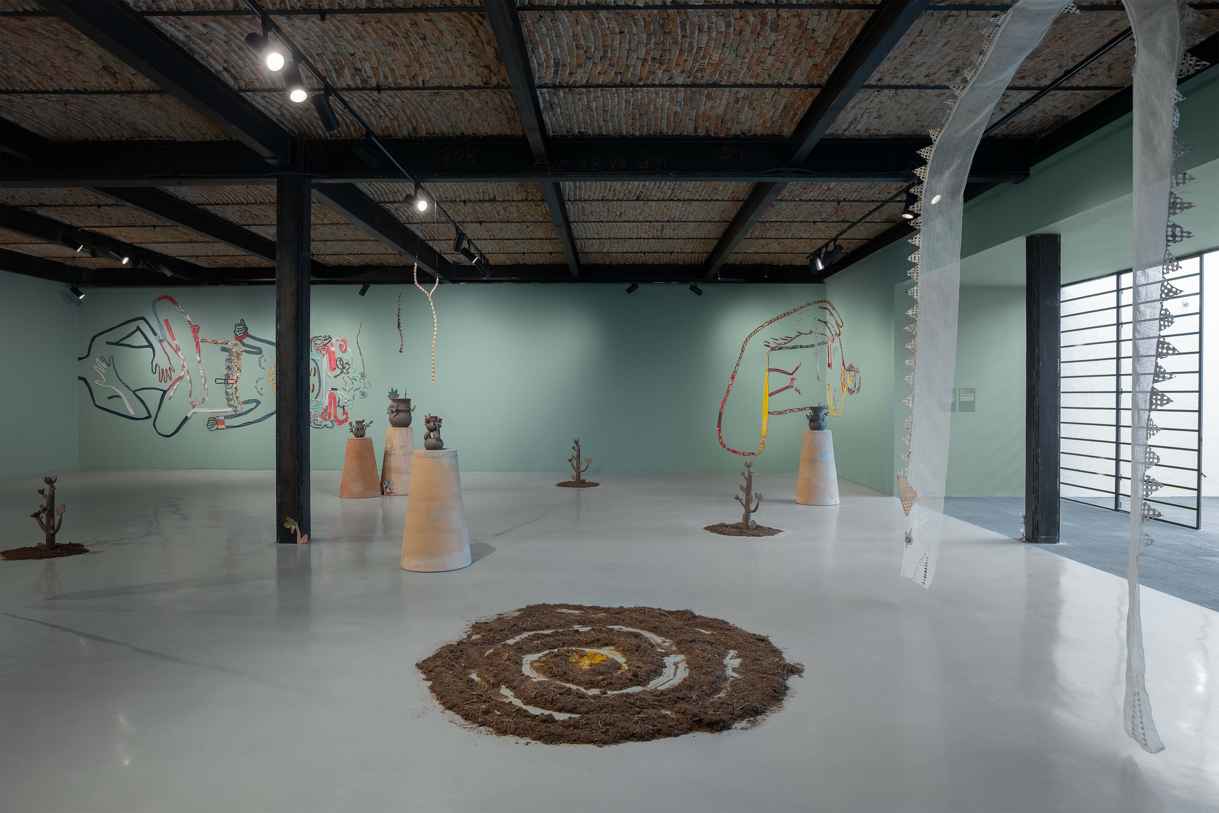 Vista de la exposición “Di tu nombre tres veces” de María Sosa. Cortesía de la artista y Plataforma