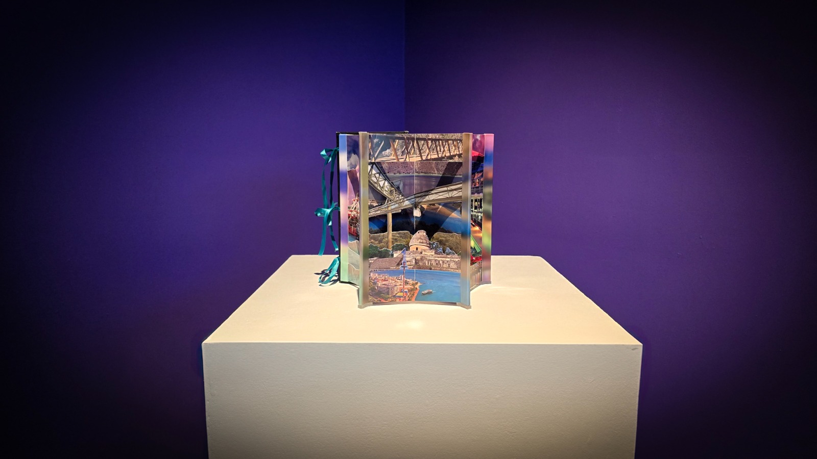 Xanath Ramo, Libro 1 de la serie 'Paraísos construidos', 2023. Cortesía de la artista y del CENART. Foto: Miguel Ramírez