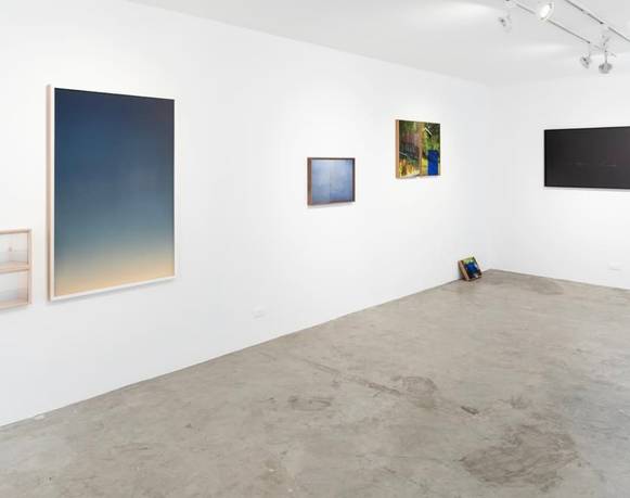 Solitaria cae la noche sobre nosotros, solitarios amanecen los días brillantes