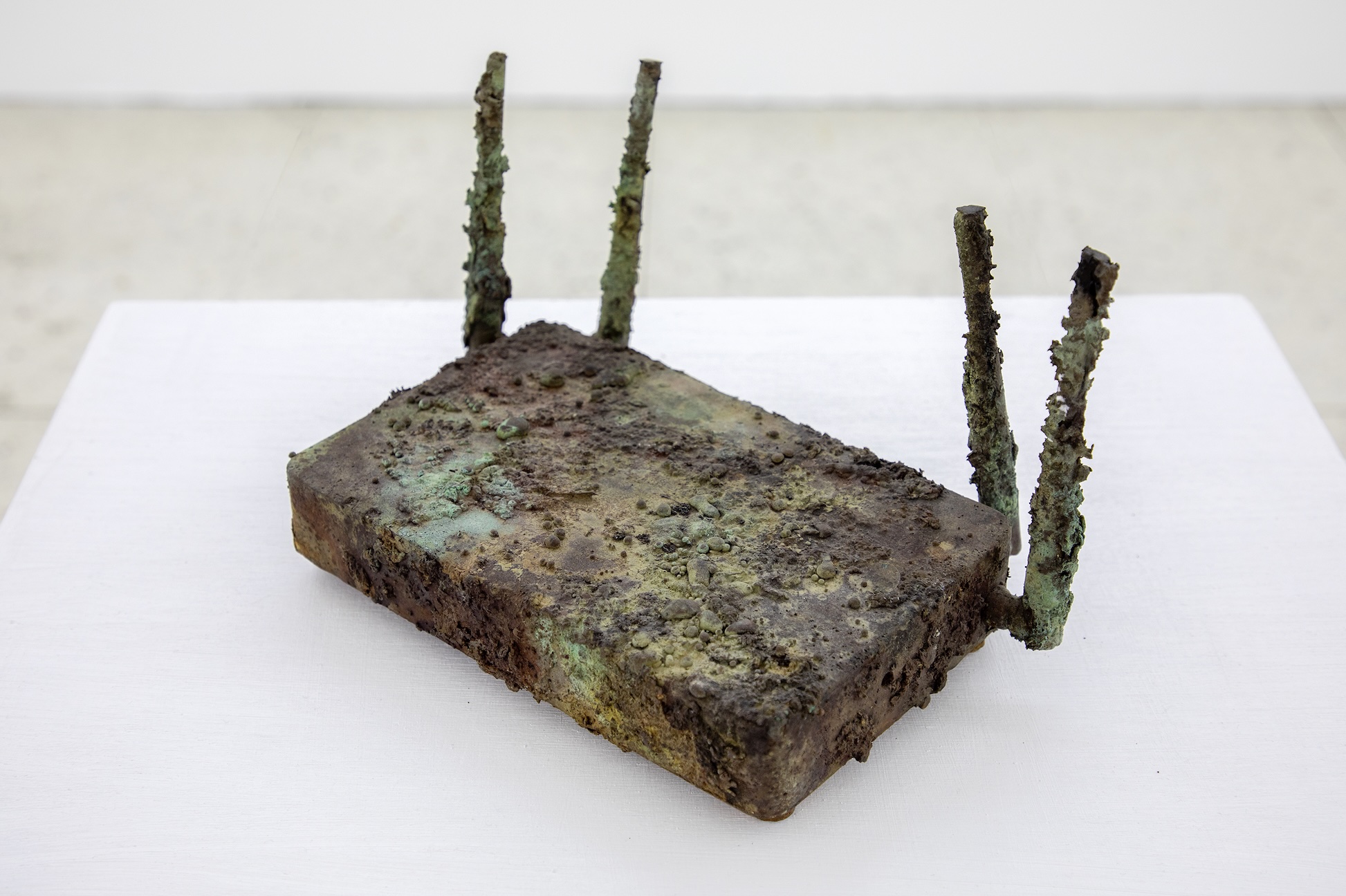 Emmanuel Juárez, Wi-f router 2, 2025, Lost-wax bronze, 14 × 24 × 17 cm. Courtesy of the artist and Relaciones Públicas. Photo: Bruno Ruiz.