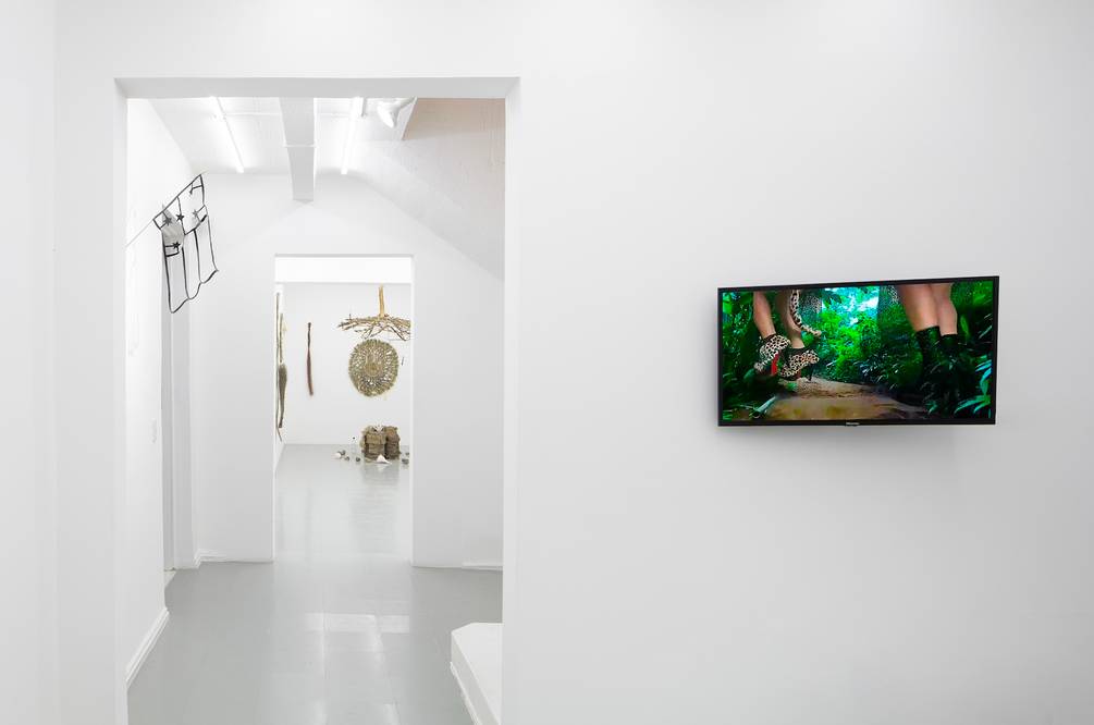 Siembra de península: sobre 'Tierra de pocos. Teatralidades y farsas' en Pequod Co.