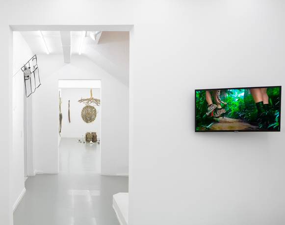 Siembra de península: sobre 'Tierra de pocos. Teatralidades y farsas' en Pequod Co.