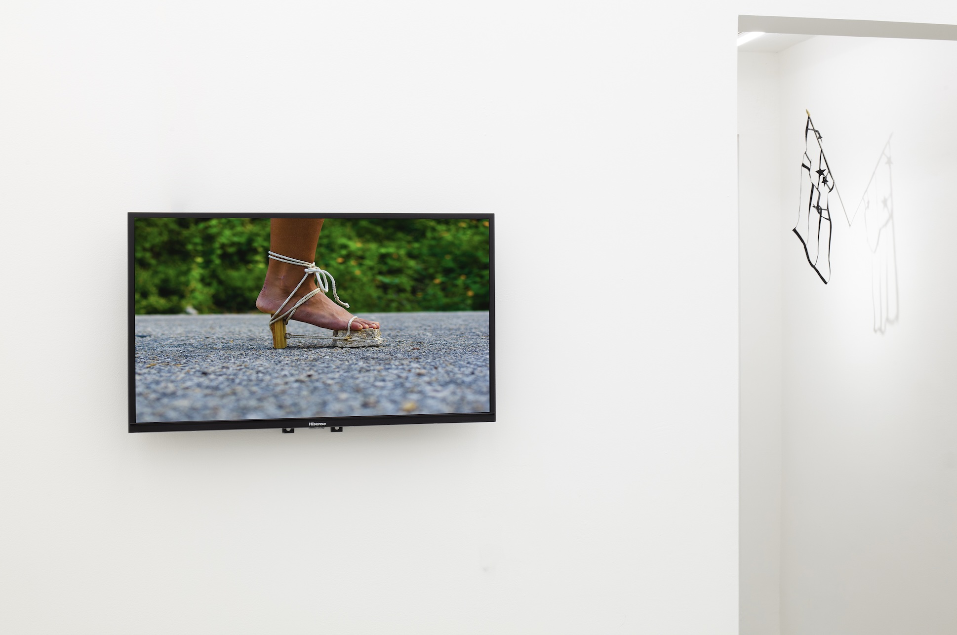 ‘Tierra de pocos. Teatralidades y farsas’, vista de la exposición. Cortesía de lxs artistas y Pequod Co. Fotografía: Ramiro Chaves