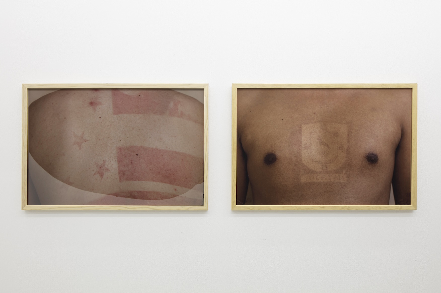 ‘Tierra de pocos. Teatralidades y farsas’, vista de la exposición. Cortesía de lxs artistas y Pequod Co. Fotografía: Ramiro Chaves