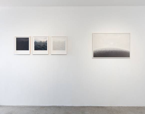 Solitaria cae la noche sobre nosotros, solitarios amanecen los días brillantes