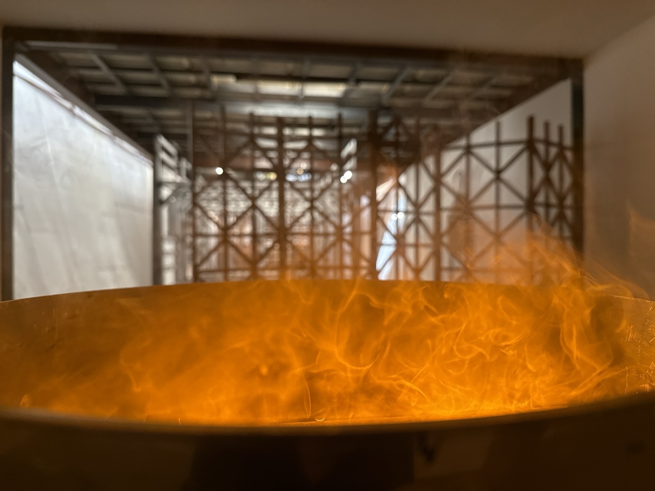 ENTRE EL ARTIFICIO Y LA MATERIA