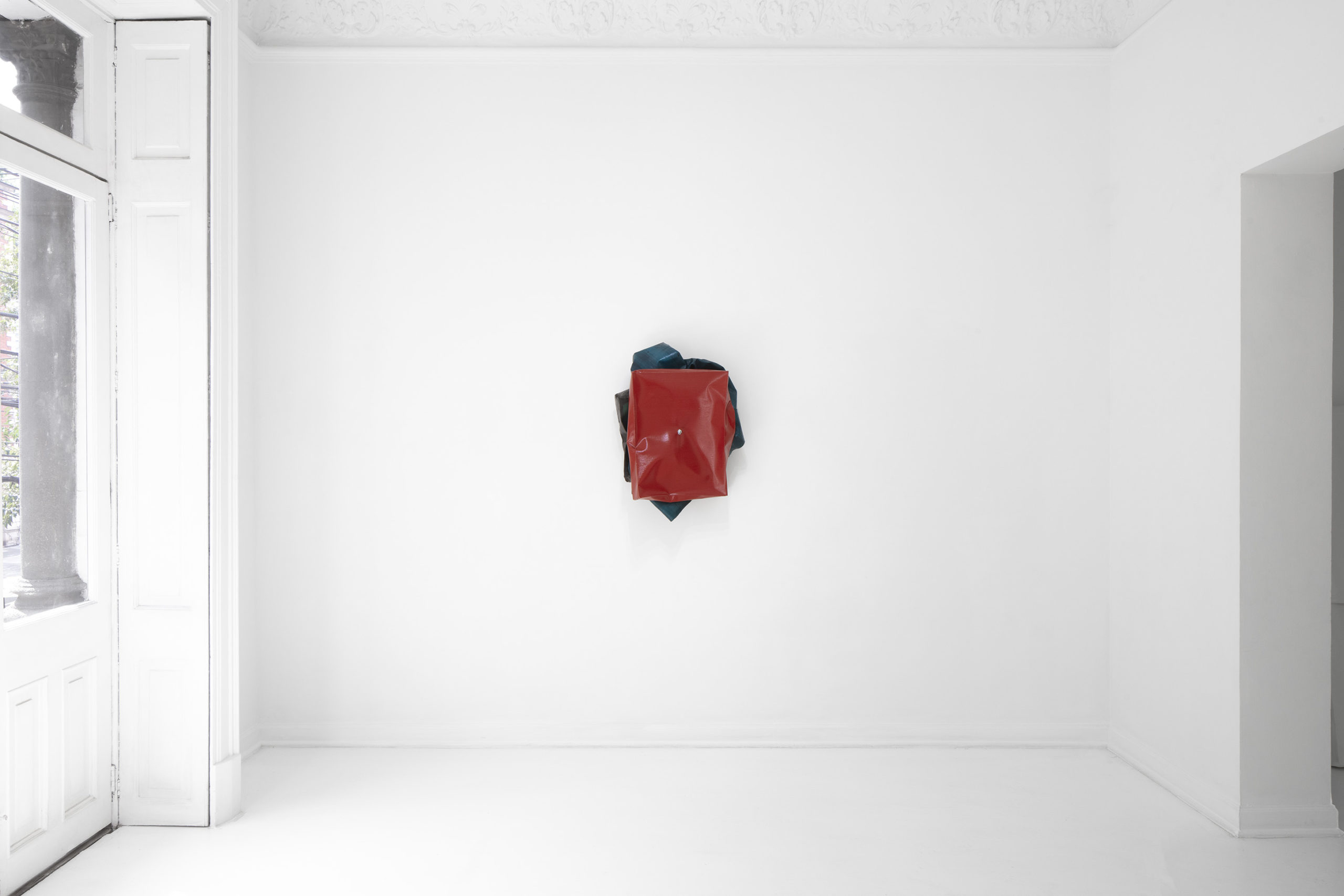 Bulto, Ángela de la Cruz, installation view, Travesía Cuatro, Mexico City. Courtesy of the artist and Travesía Cuatro.