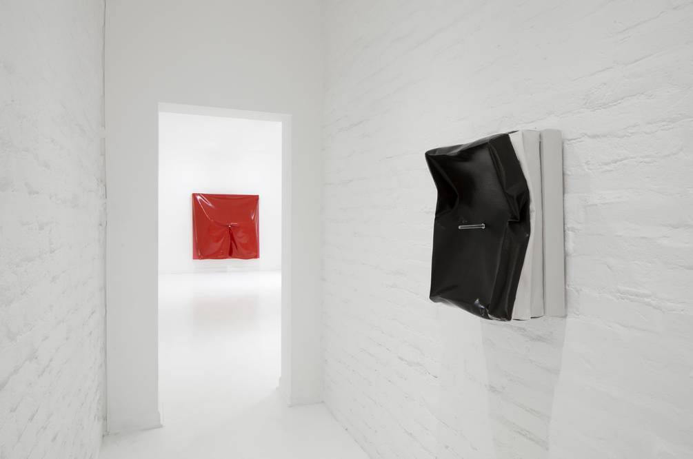 Portarse mal: Sobre 'Bulto' de Ángela de la Cruz en Travesía Cuatro 