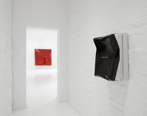 Portarse mal: Sobre 'Bulto' de Ángela de la Cruz en Travesía Cuatro 