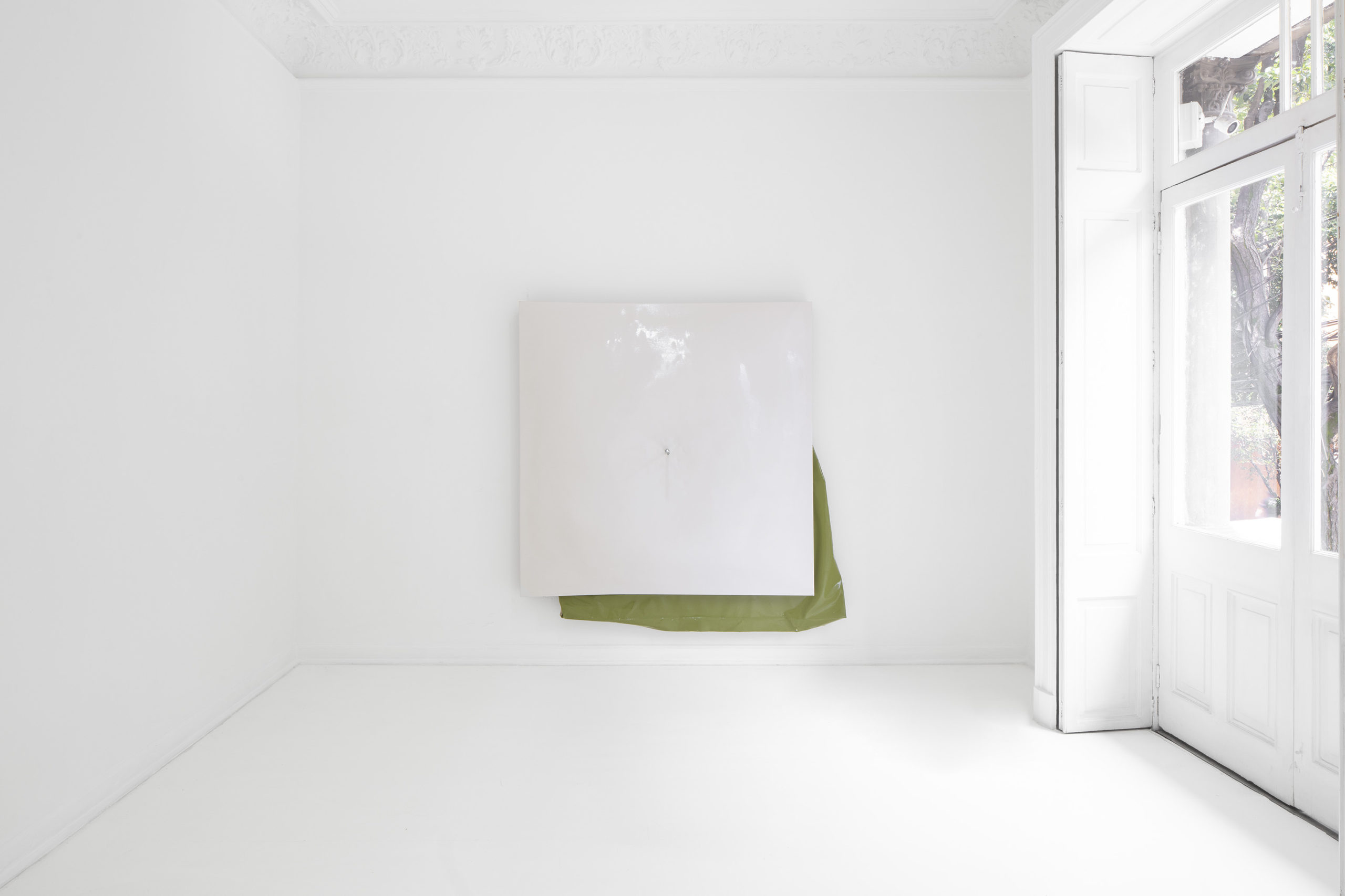 Bulto, Ángela de la Cruz, installation view, Travesía Cuatro, Mexico City. Courtesy of the artist and Travesía Cuatro.