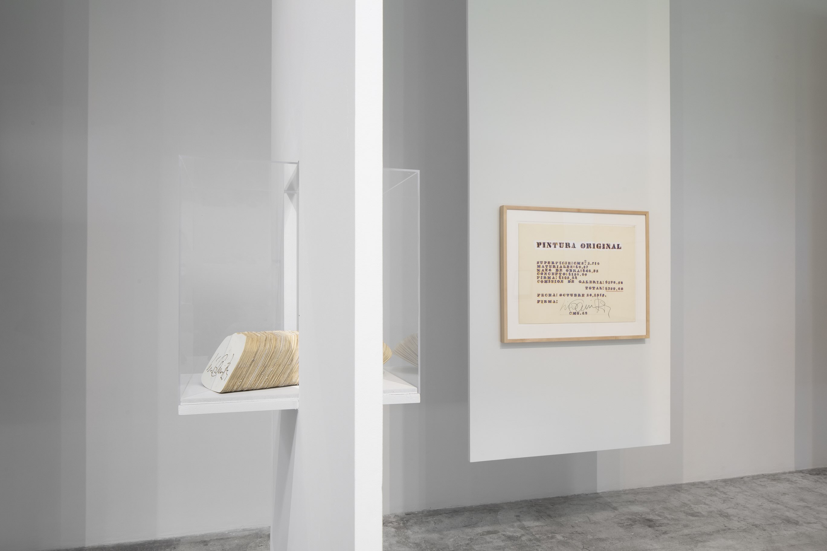 Vista de exposición, Una que cubre la palabra que la nombra, Luis Camnitzer. Cortesía de LABOR. Foto: Ramiro Chaves