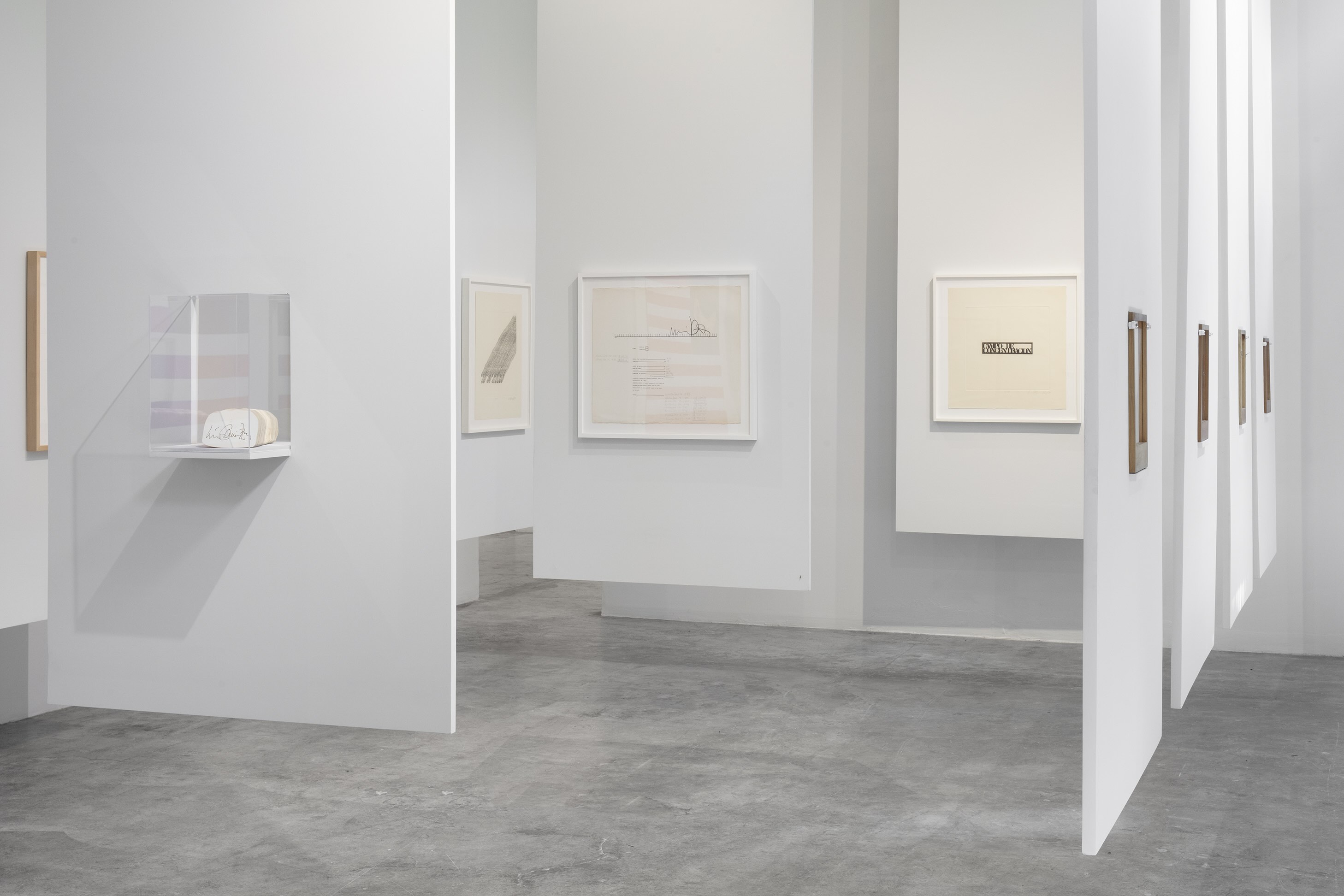 Vista de exposición, Una que cubre la palabra que la nombra, Luis Camnitzer. Cortesía de LABOR. Foto: Ramiro Chaves