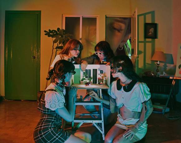 Este mundo nos queda pequeño