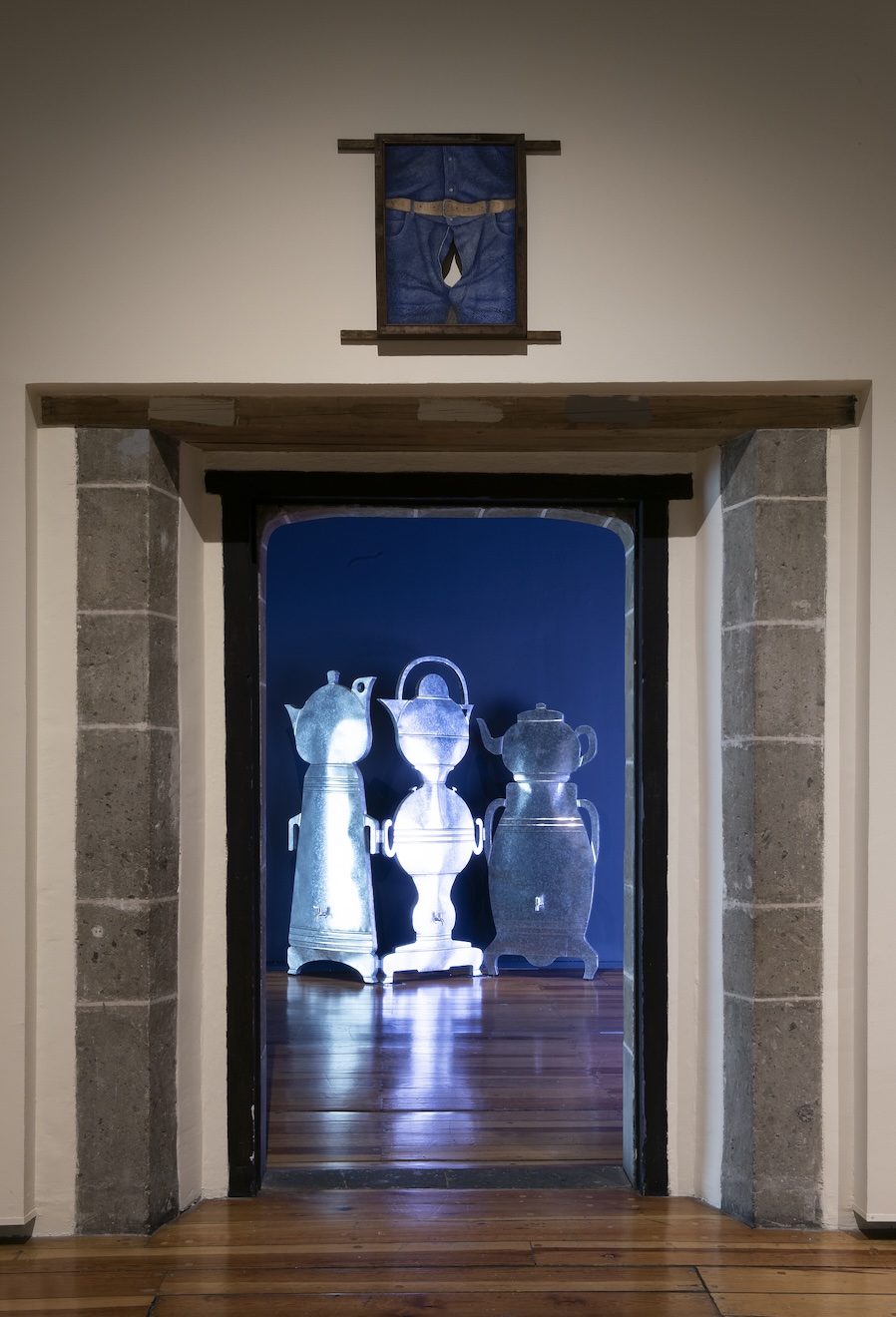 Nahum B. Zenil, "Tómate la foto" y Slavs and Tatars, "Biombo Samovar" en la exposición “Columna Rota”, Museo de la Ciudad de México. Foto: José Ignacio González Man.