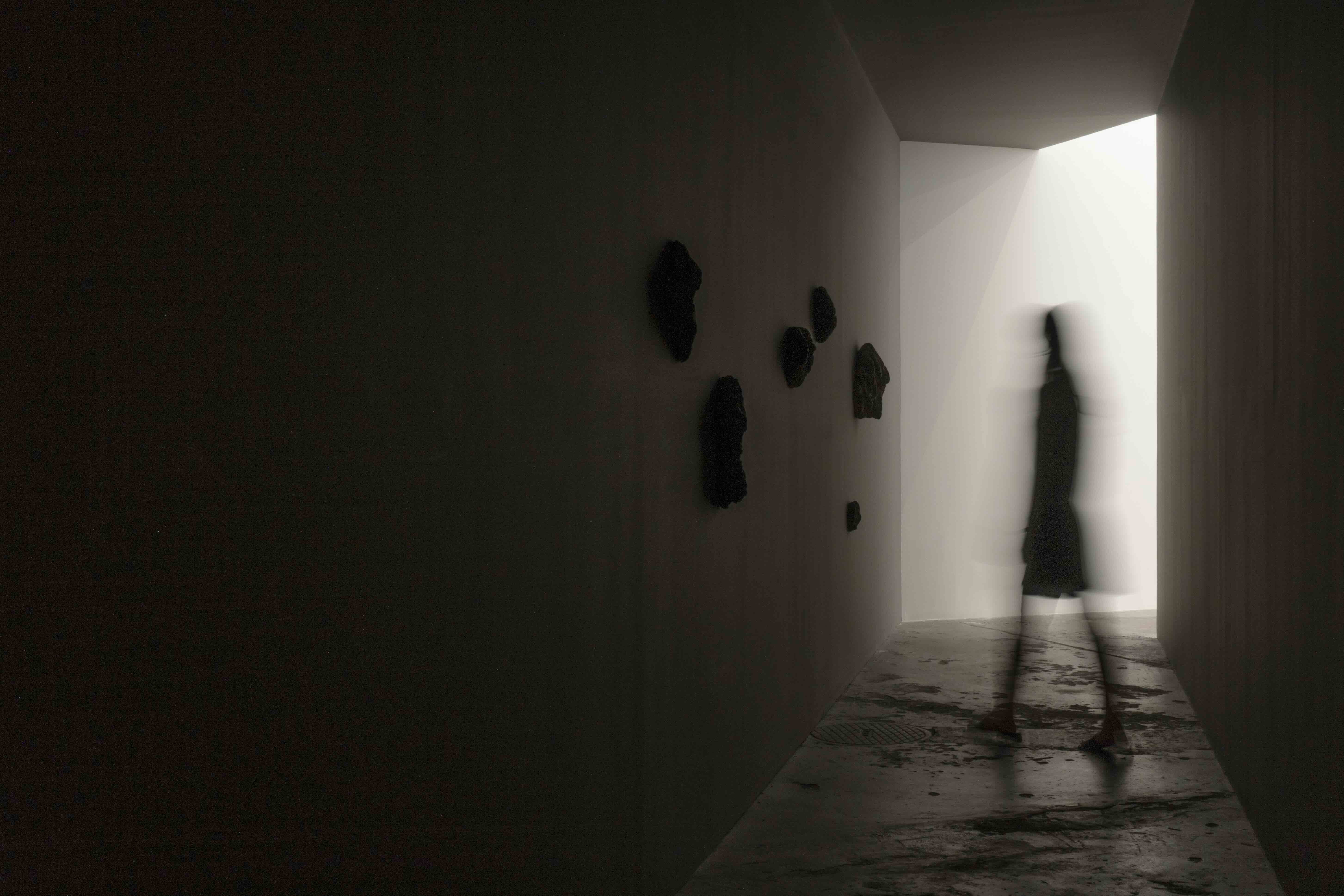 Cynthia Gutiérrez, "Cartographies", 2026. Volcanic rock and colored textured glass. Courtesy of CURRO.