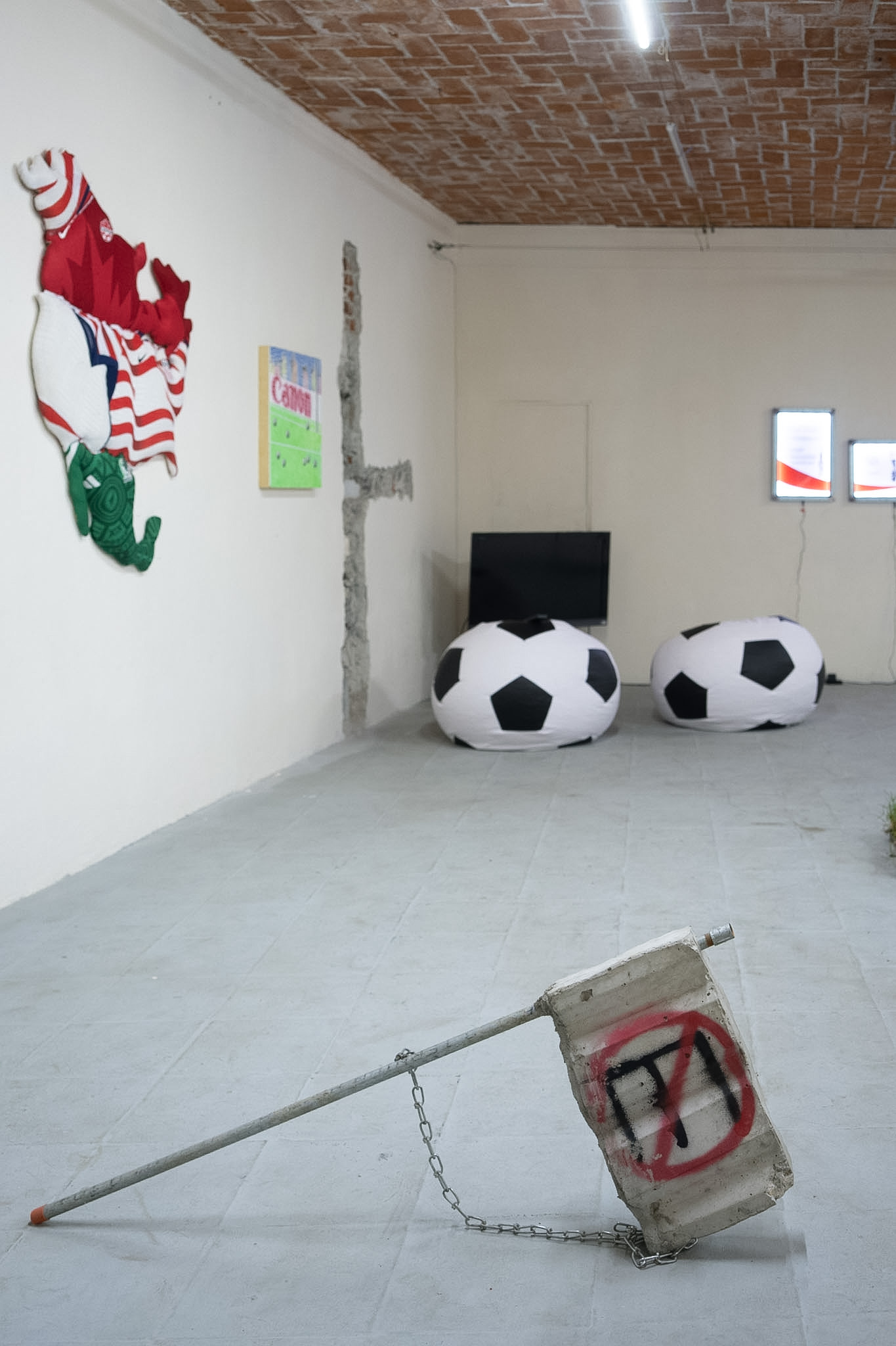 Exhibition view “Al balón le vale m*dres”, La Quiñonera. Courtesy of MalPaís. Photographs: Clara Miquel