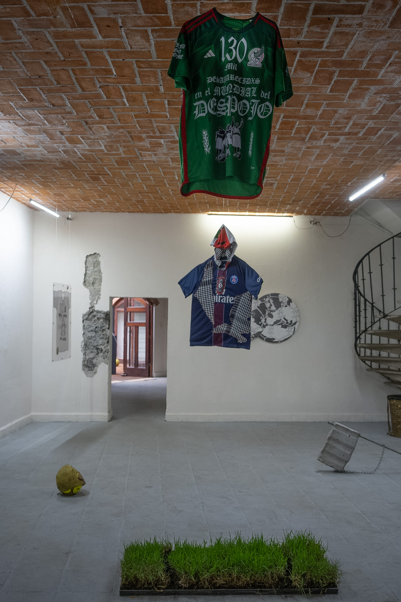 Exhibition view “Al balón le vale m*dres”, La Quiñonera. Courtesy of MalPaís. Photographs: Clara Miquel