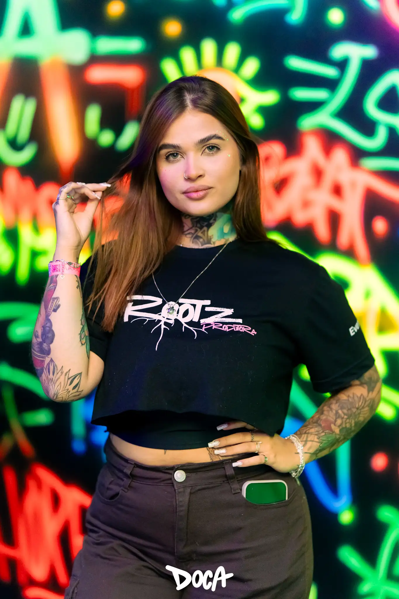 Tem uma festa neon no Doca