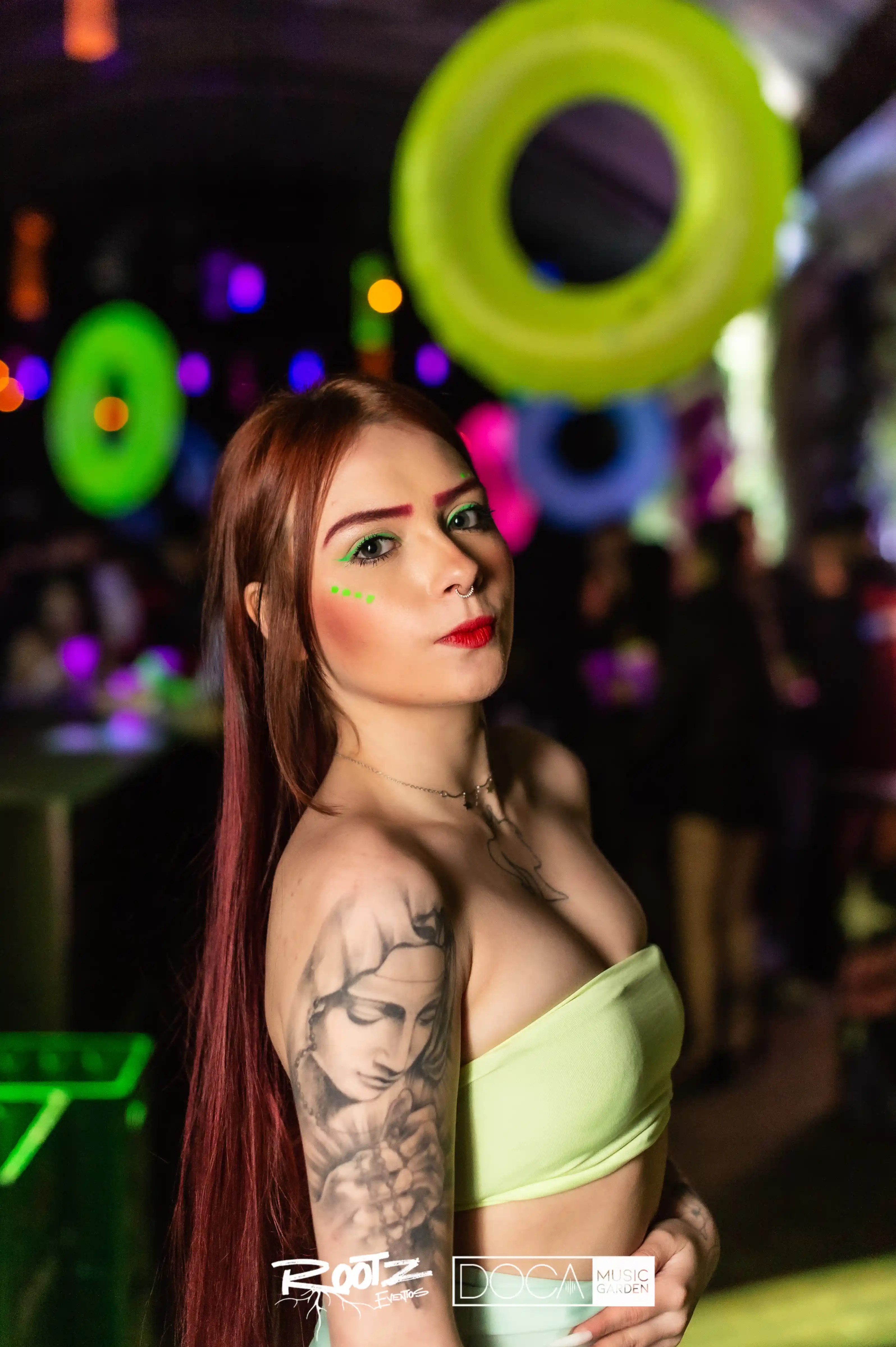 TEM UMA FESTA NEON NO DOCA