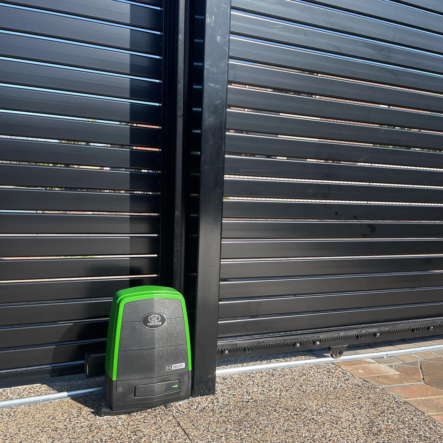 Sliding gate mechanism with Centurion D5 SMART motor