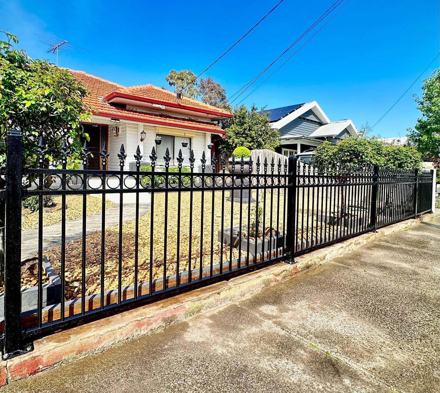 Tubular fence with rings and king spears design