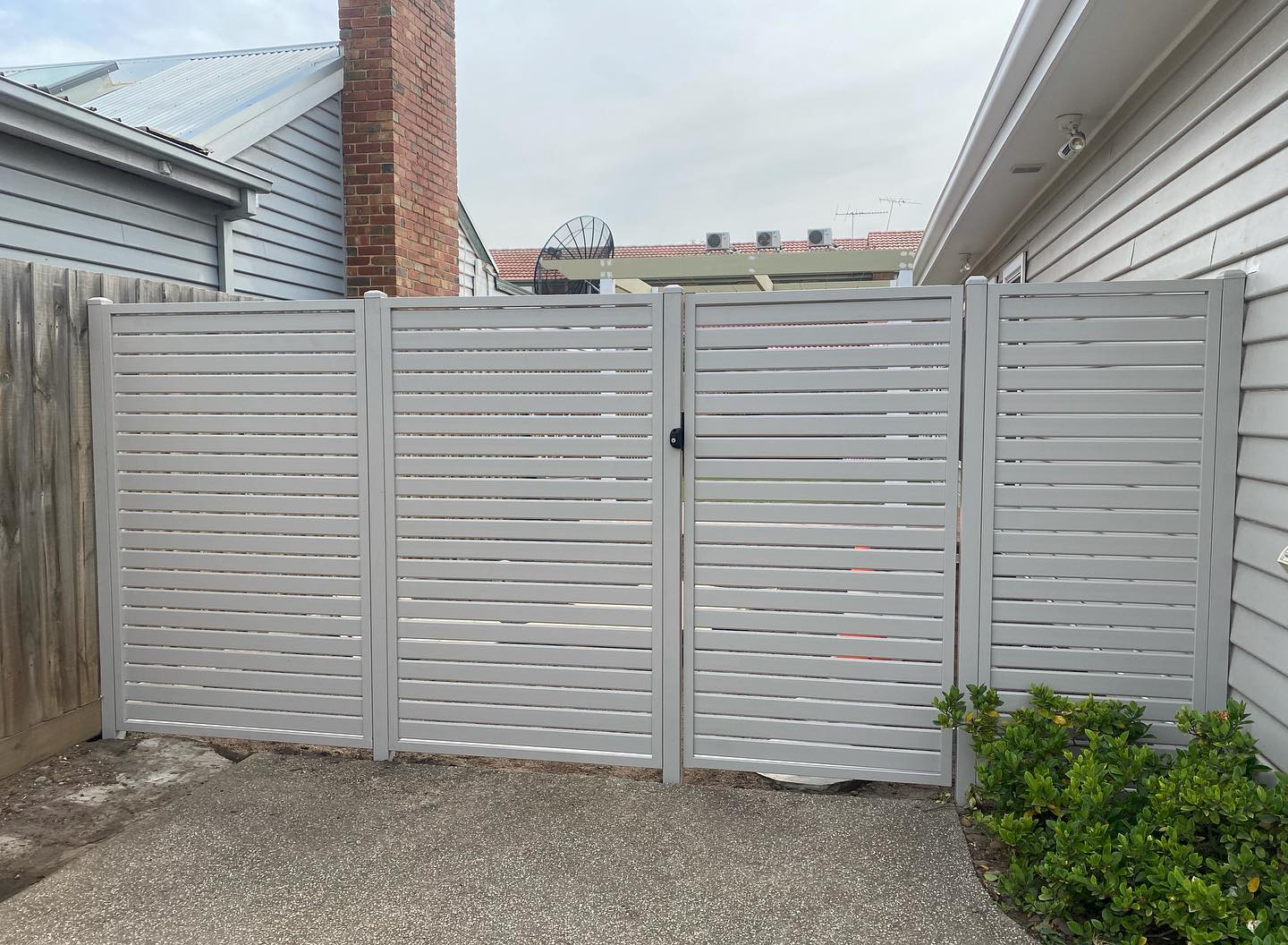 75x16 Slat Screen Pedestrian Gate and Infills in Altona North 2 75x16 slat screen pedestrian gate and infills finished in Dune
