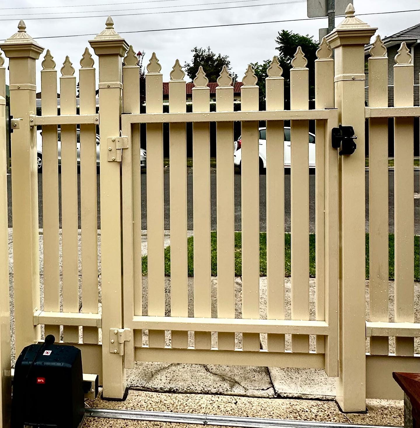 Elegant Scalloped Windsor Picket Fence in Flemington 2 Scalloped Windsor picket fence in primrose color