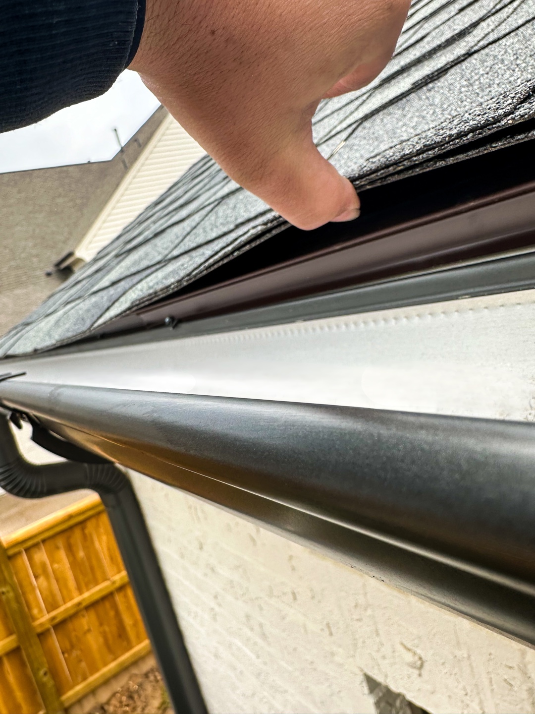 Securing roof edge with metal guard