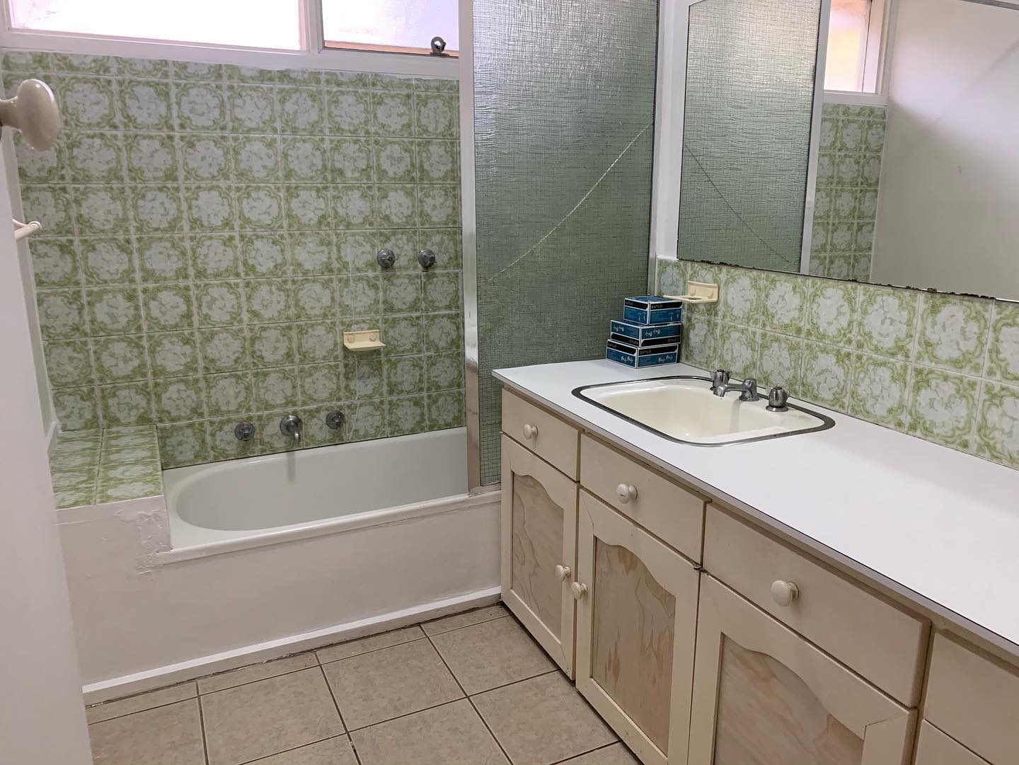 Outdated bathroom before resurfacing
