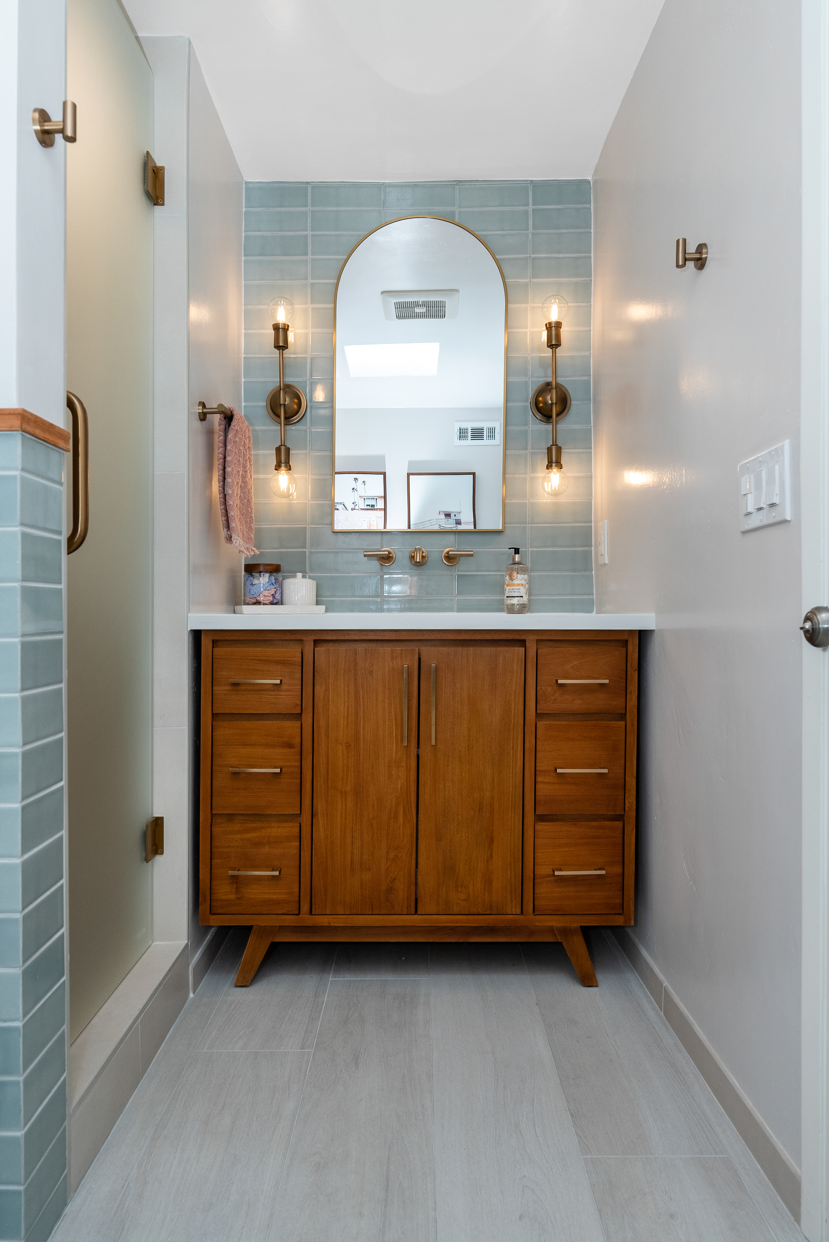 Elegant wooden vanity with arched mirror