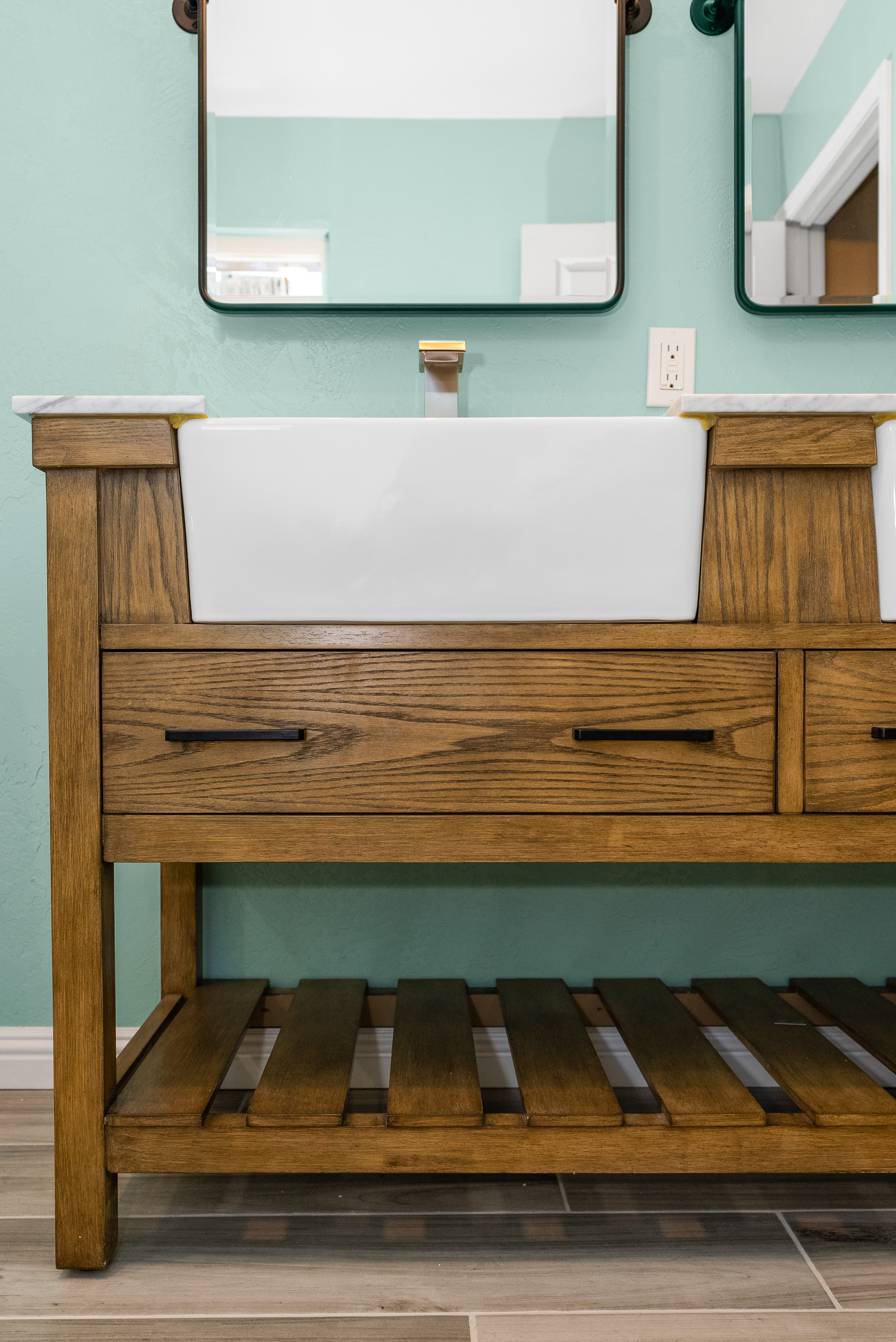 Wooden vanity with modern finishes