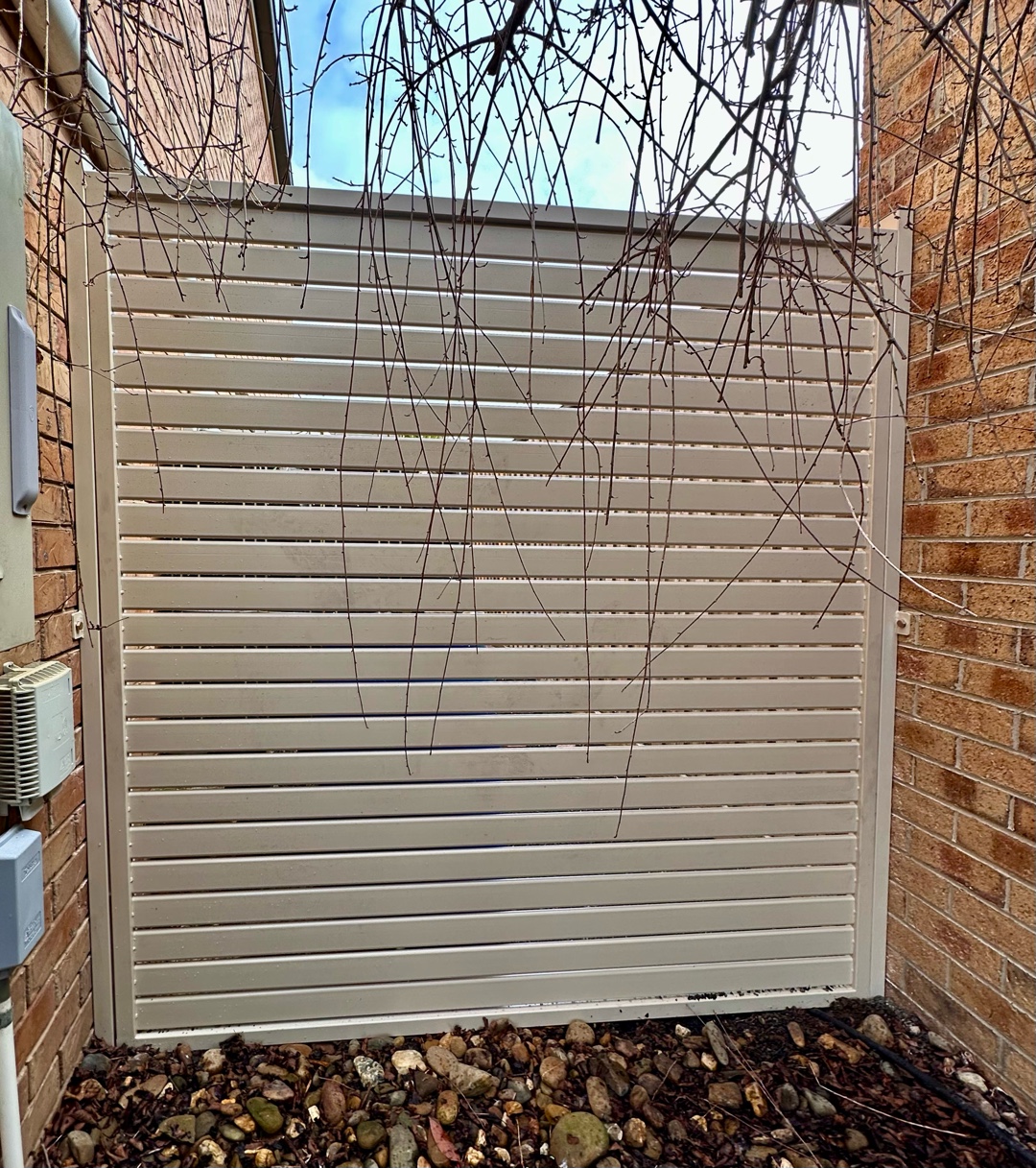 Large extra-wide single gate with picture frame slat screen style