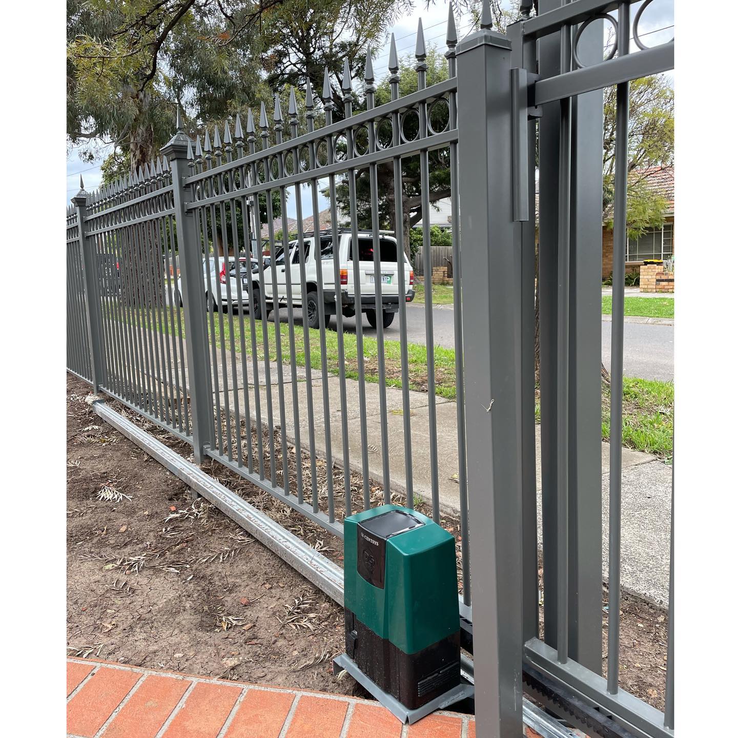 Tubular fence with classic ring and spear design