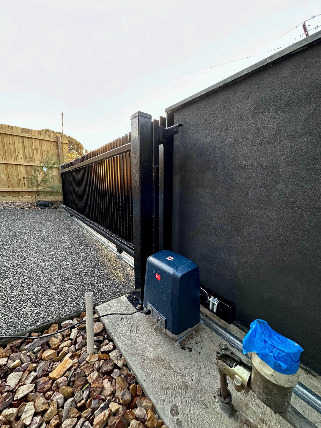 Automatic sliding gate mechanism with blue motor unit