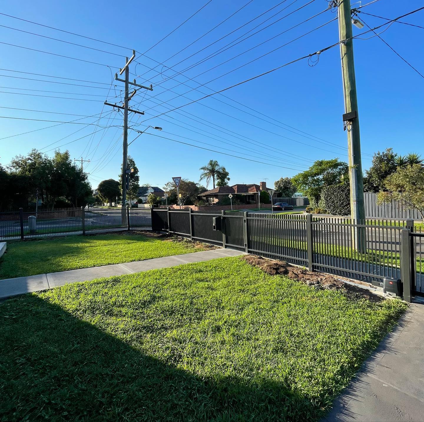 Successful Blade Fence Installation in Airport West: Impressive Results Speak for Themselves! 2 Newly installed blade fence in Airport West