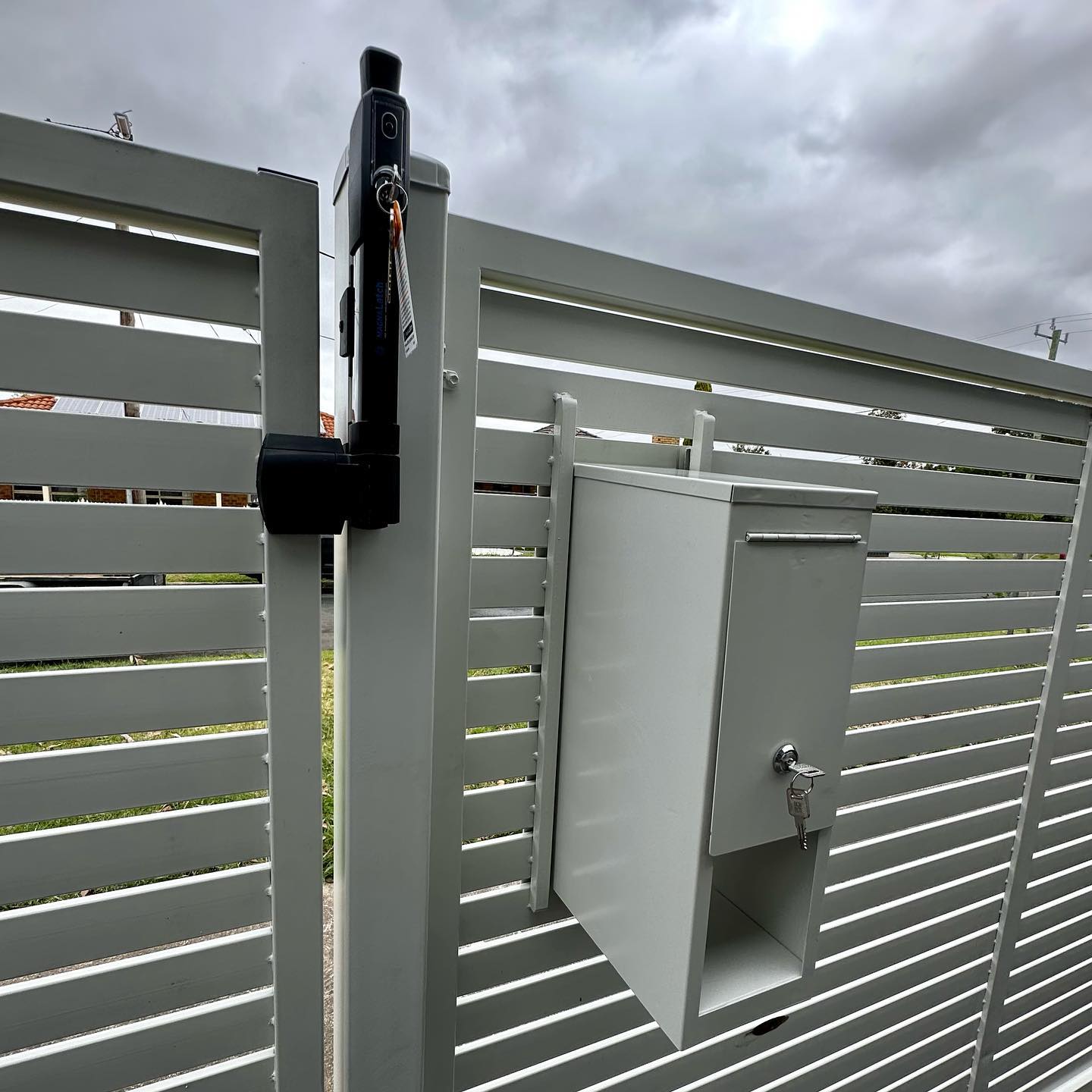 Automated sliding gate mechanism