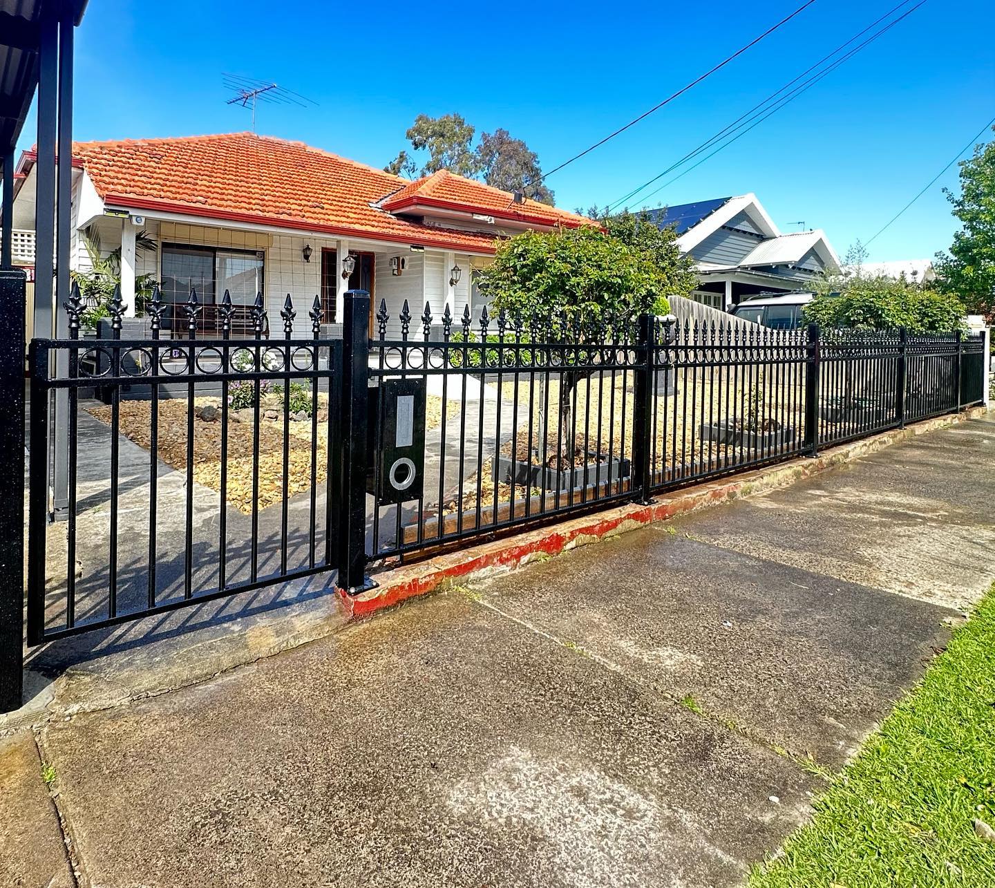 Tubular fence with decorative rings and king spears