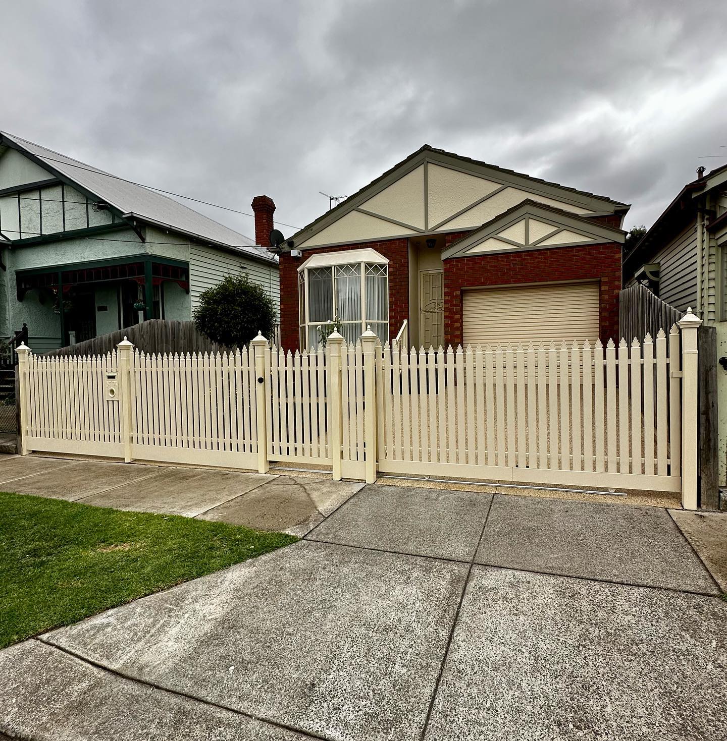 Elegant Scalloped Windsor Picket Fence in Flemington 6 Scalloped Windsor picket fence enhancing curb appeal