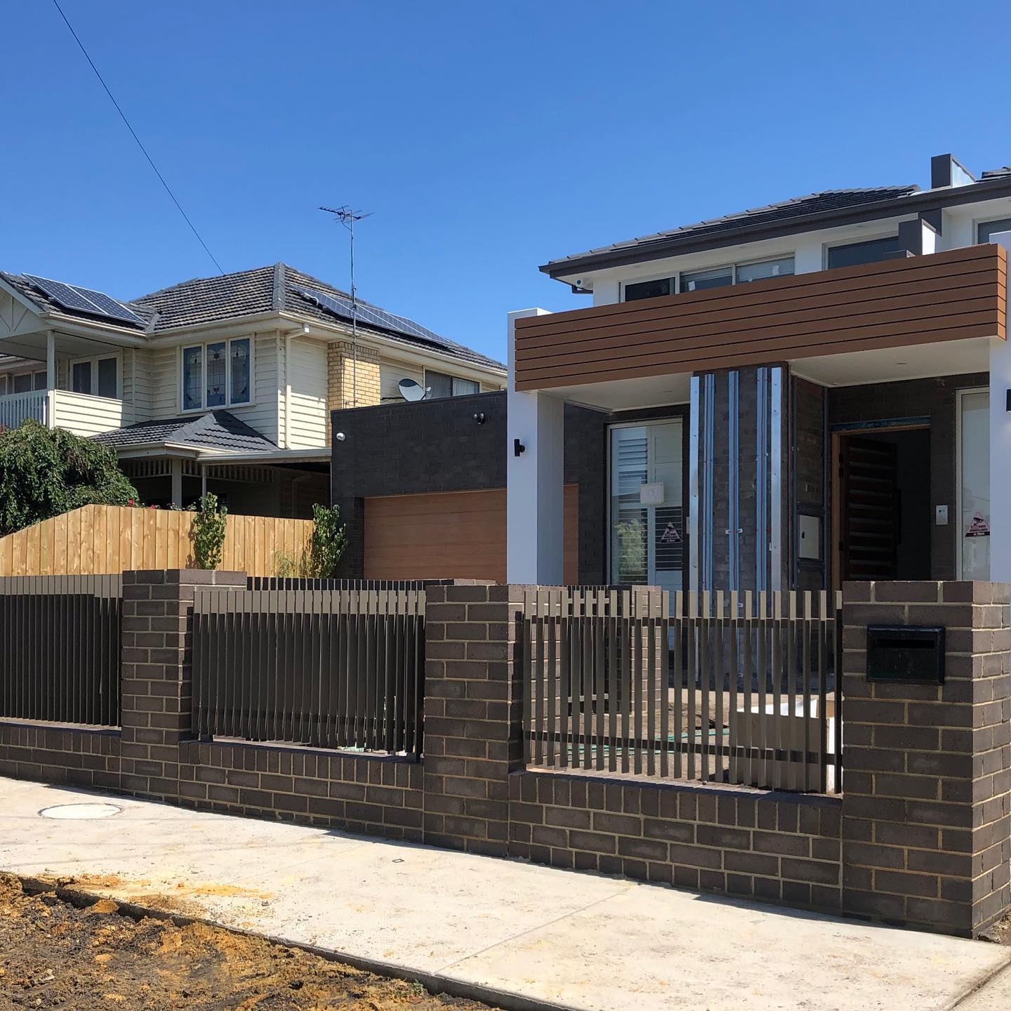 Modern Jasper Powder-Coated Blade Fence Enhances Twin Townhouse Development in Strathmore 4 Modern townhouse development featuring two units with Jasper powder-coated blade fence